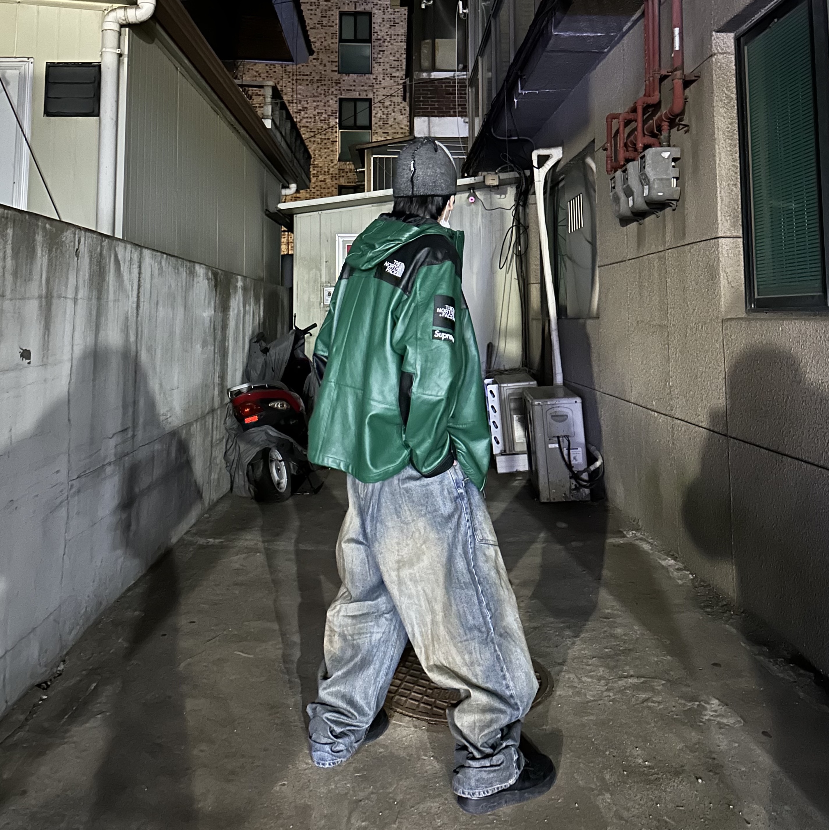 Supreme x The North Face Leather Mountain Parka Dark Green - 18FW, Nike x Supreme Air Force 1 Low Black 착용 스타일 - 1