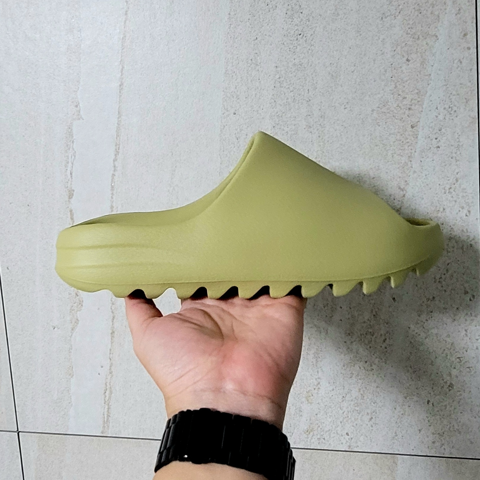 Adidas Yeezy Slide Resin 2022 착용 스타일 - 3