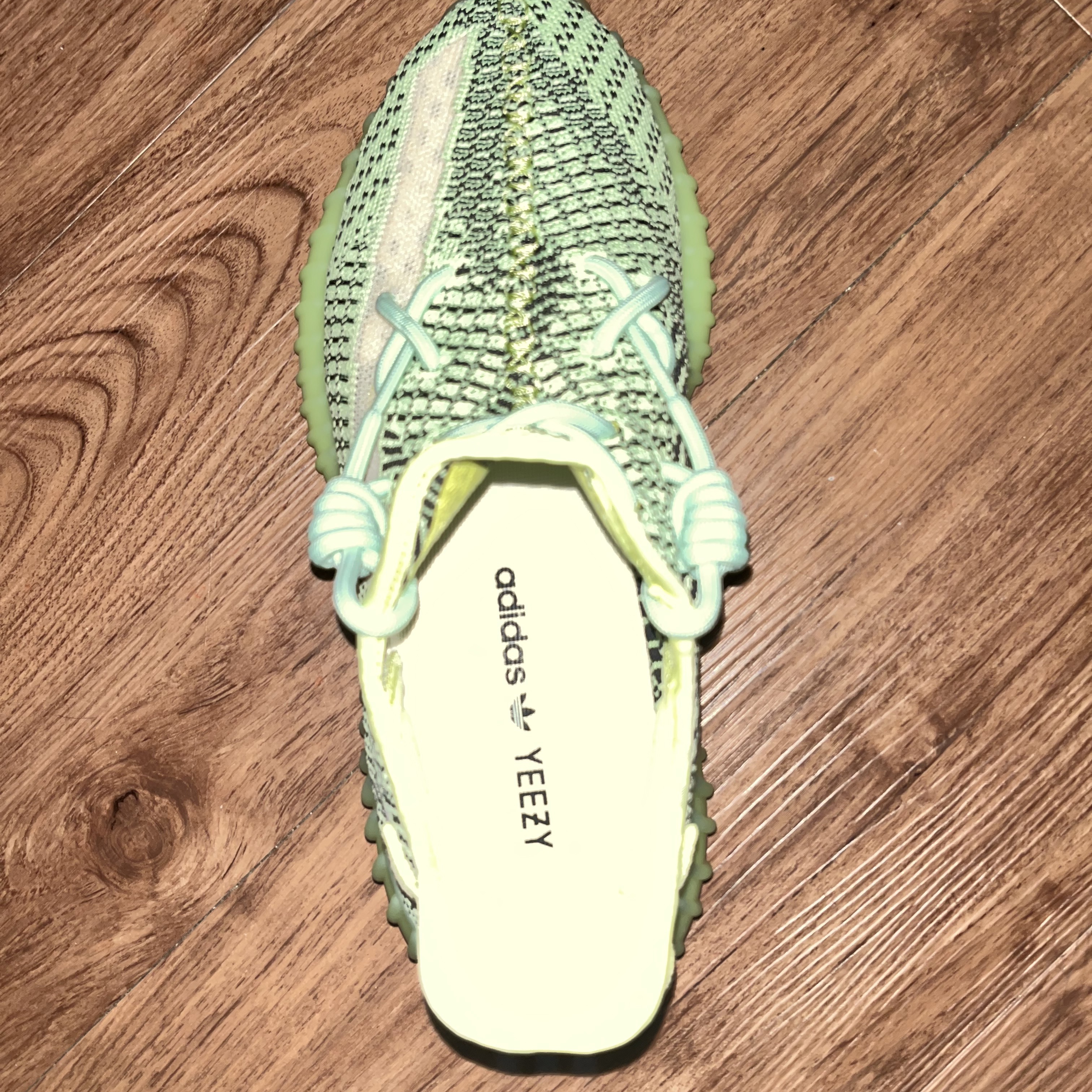 Adidas Yeezy Boost 350 V2 Yeezreel - Non-Reflective 착용 스타일