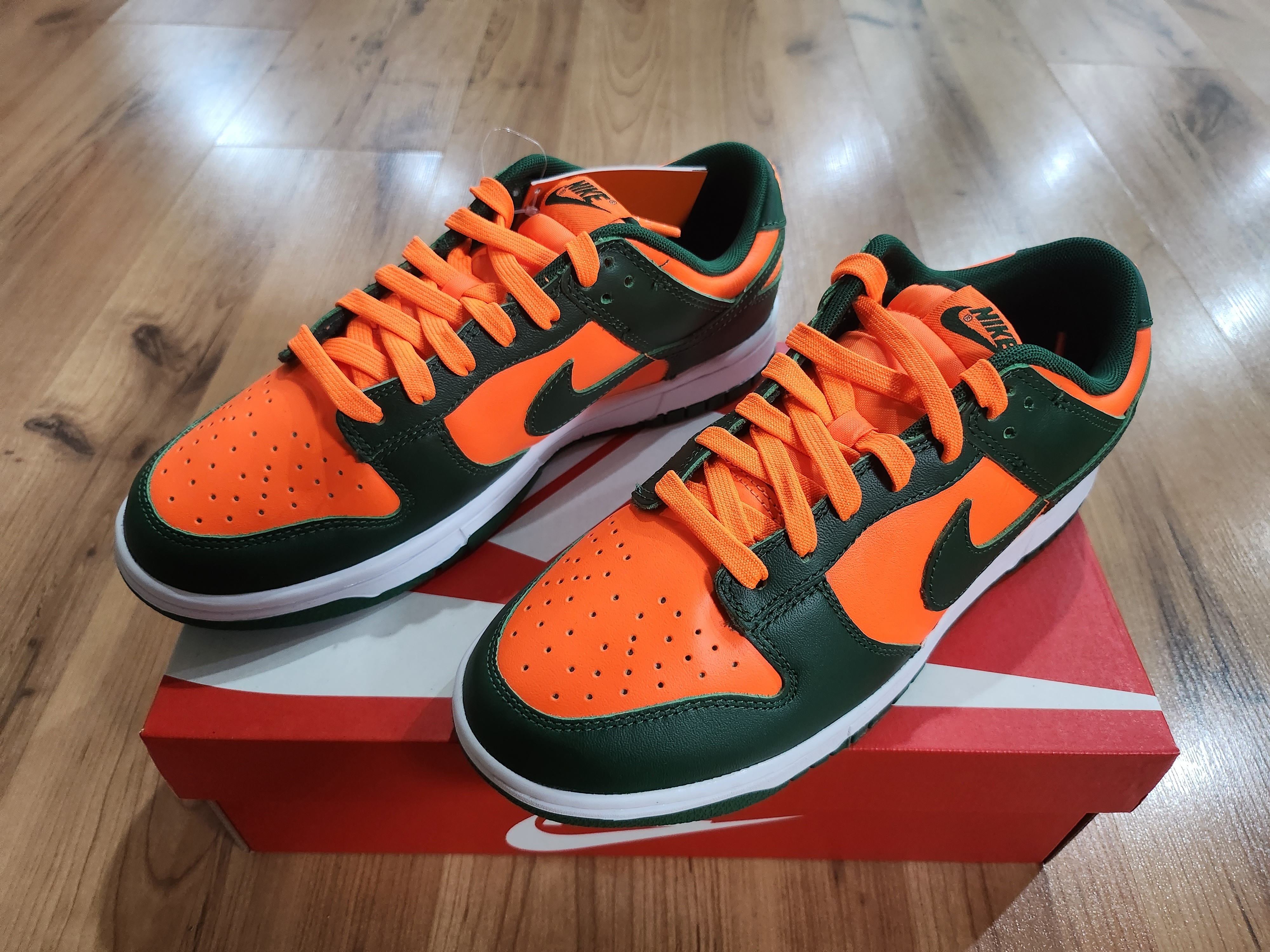 Nike Dunk Low Gorge Green and Total Orange 착용 스타일 - 3