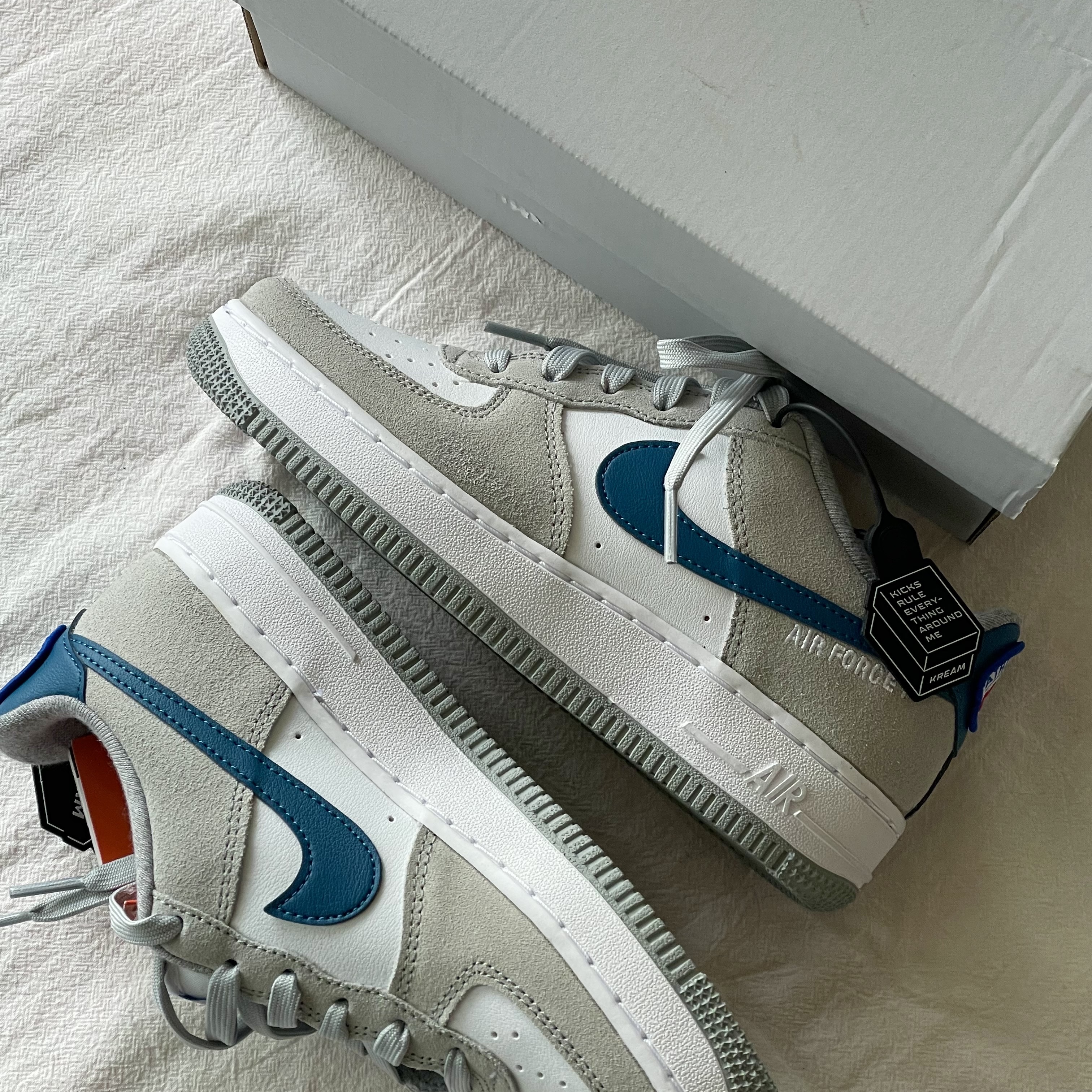 (GS) Nike Air Force 1 LV8 Athletic Club Light Smoke Grey Marina 착용 스타일 - 2