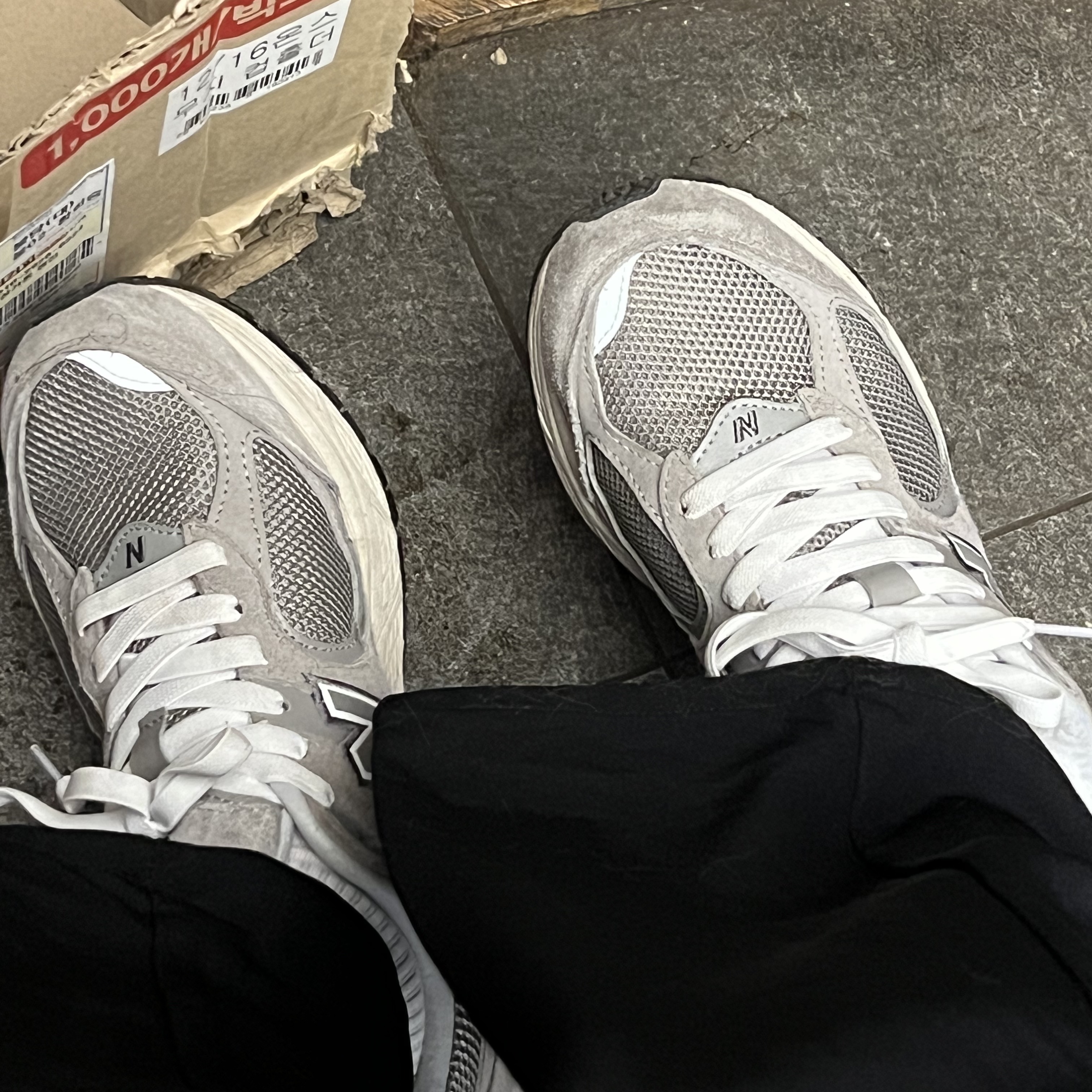 New Balance 2002R Grey 착용 스타일