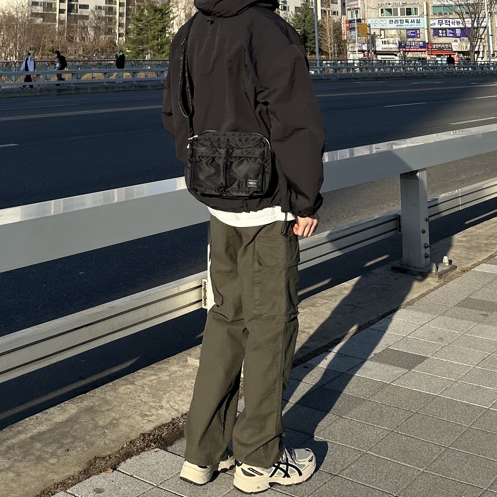 Asics Gel-Venture 6 Feather Grey Black, Porter Tanker Shoulder Bag S Black 착용 스타일 - 1