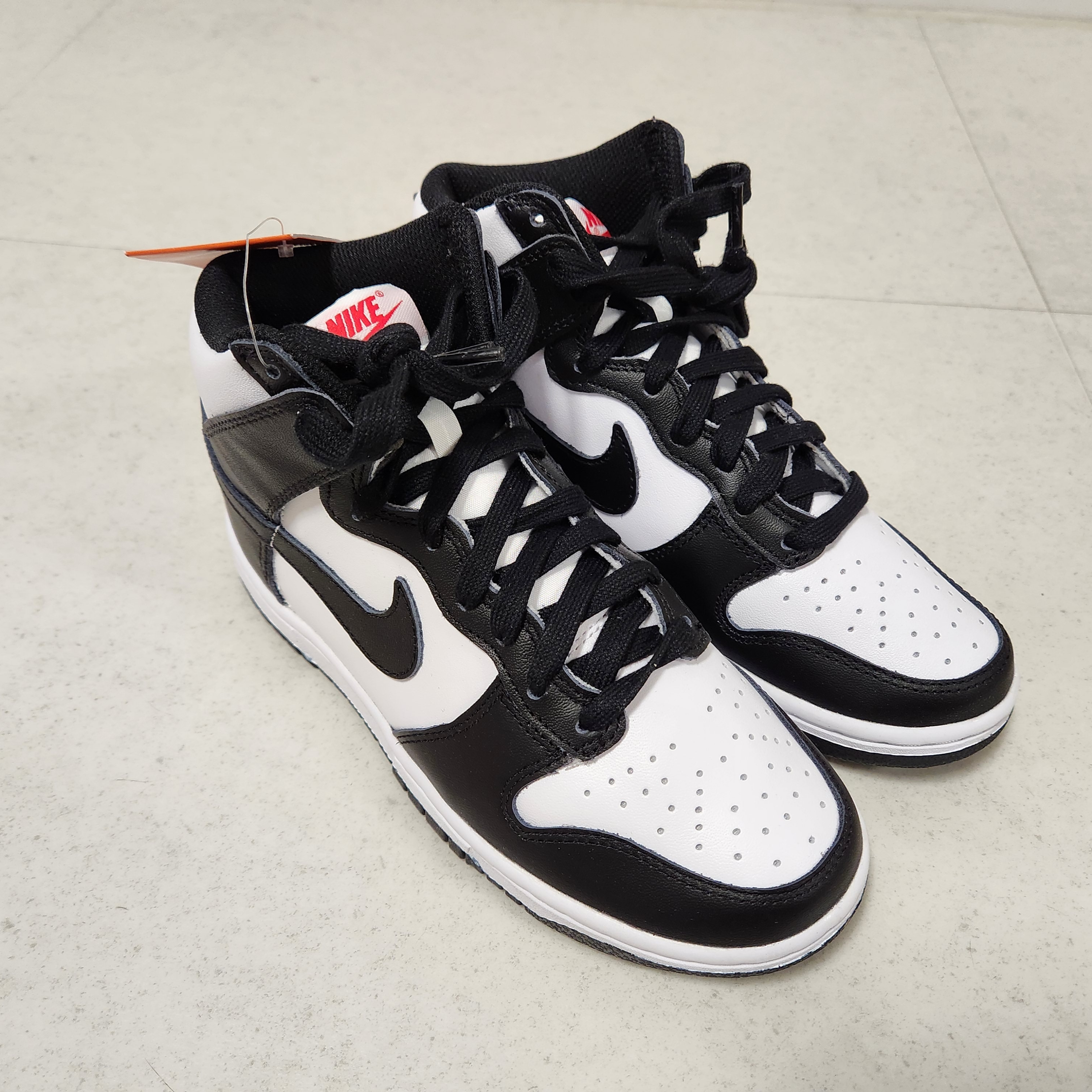 (W) Nike Dunk High Black and White 착용 스타일 - 2