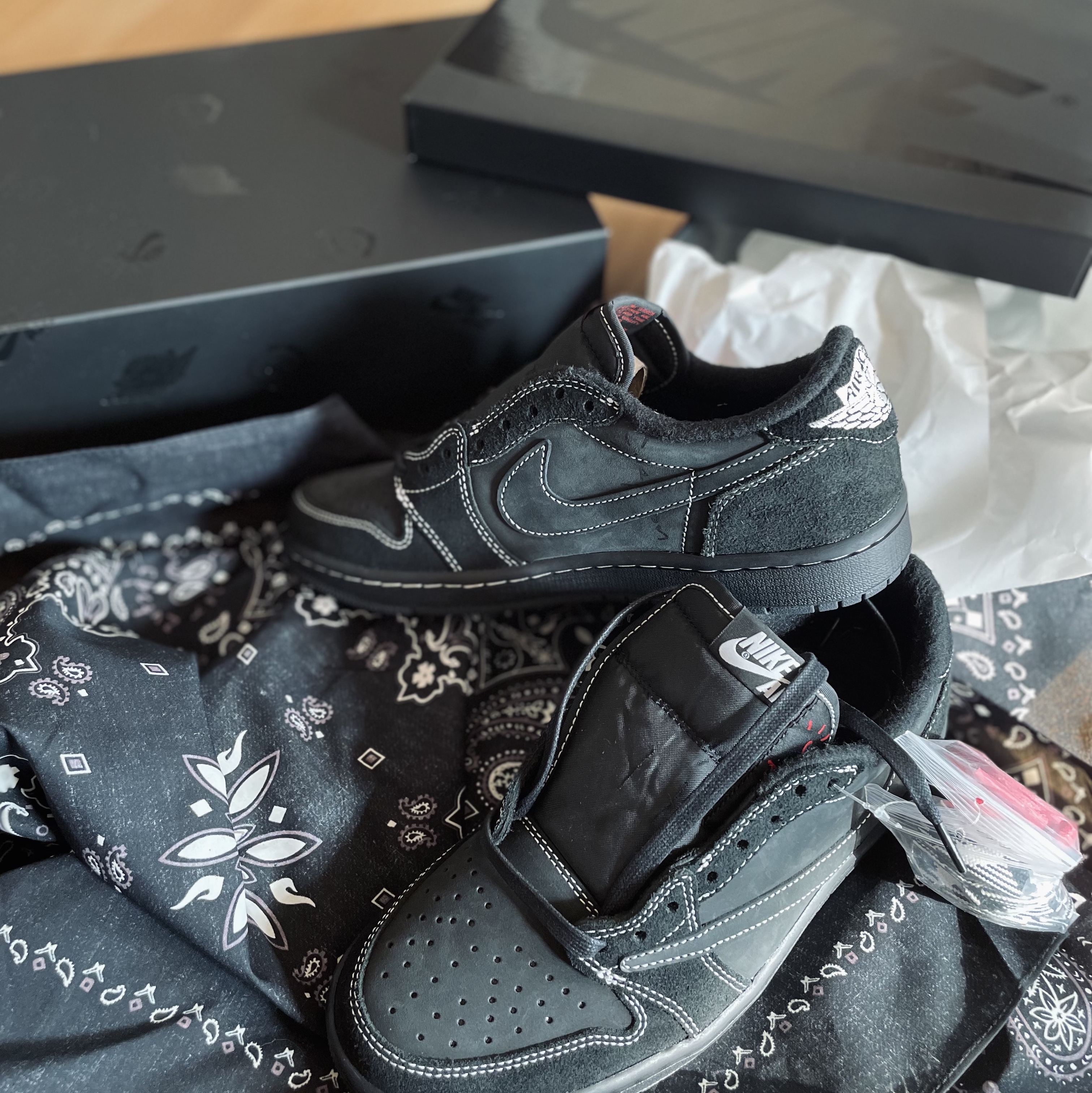 Jordan 1 x Travis Scott Retro Low OG SP Black Phantom 착용 스타일 - 2