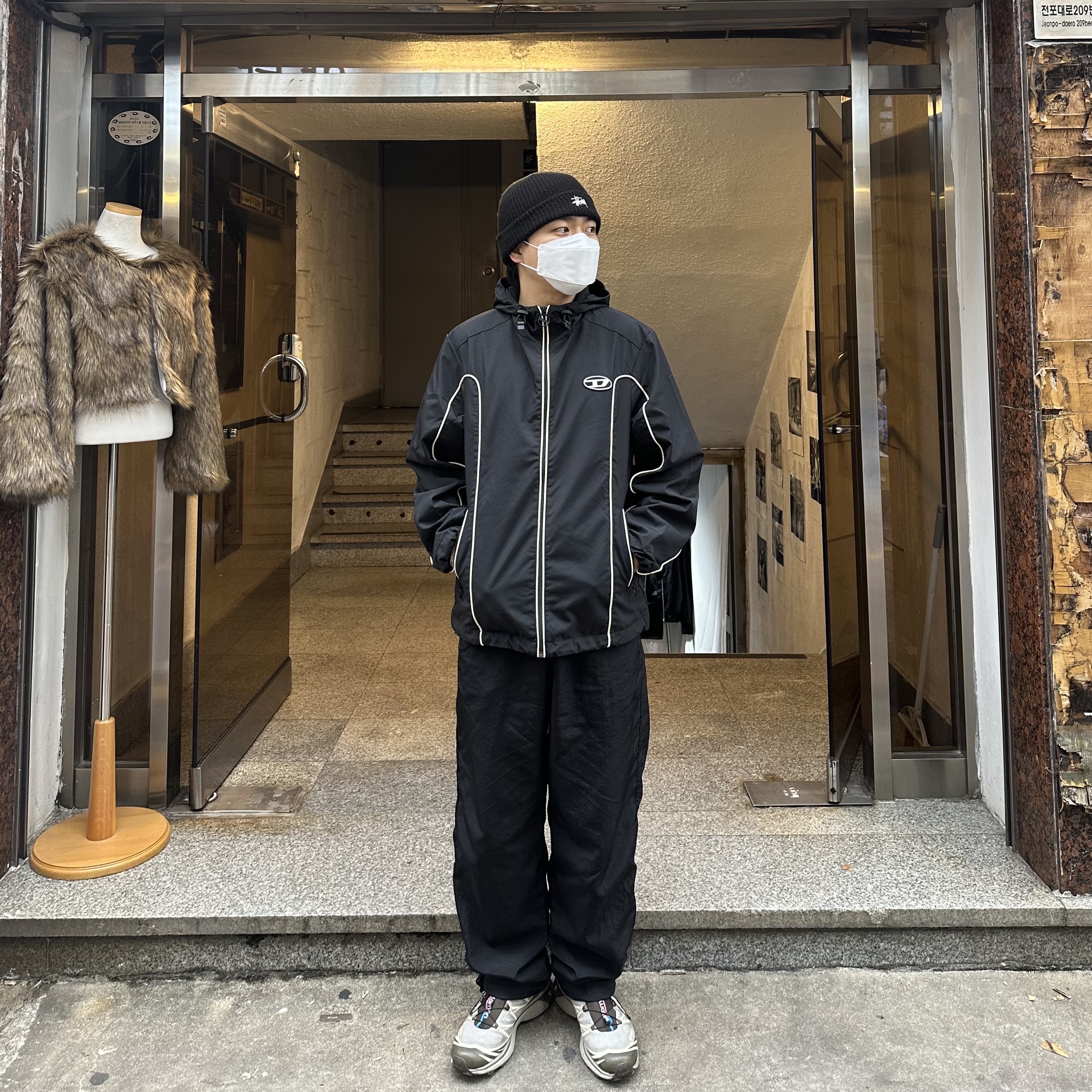 Diesel J-Hives Windbreaker with Contrast Piping Black, Salomon XT-6 Gore-Tex Vintage Khaki 착용 스타일