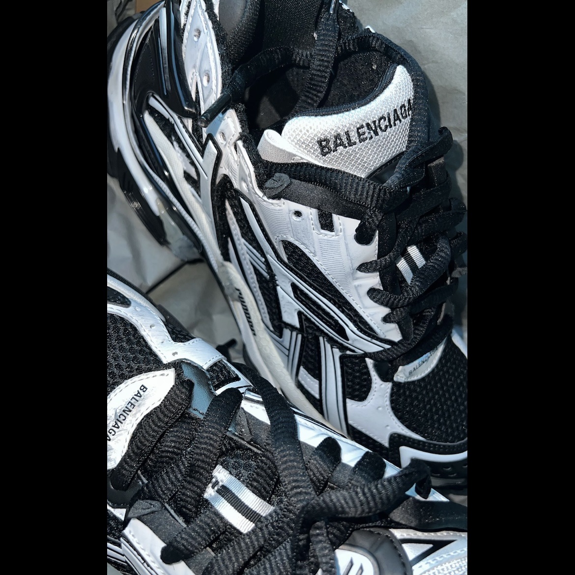 Balenciaga Runner Sneakers Black White 착용 스타일