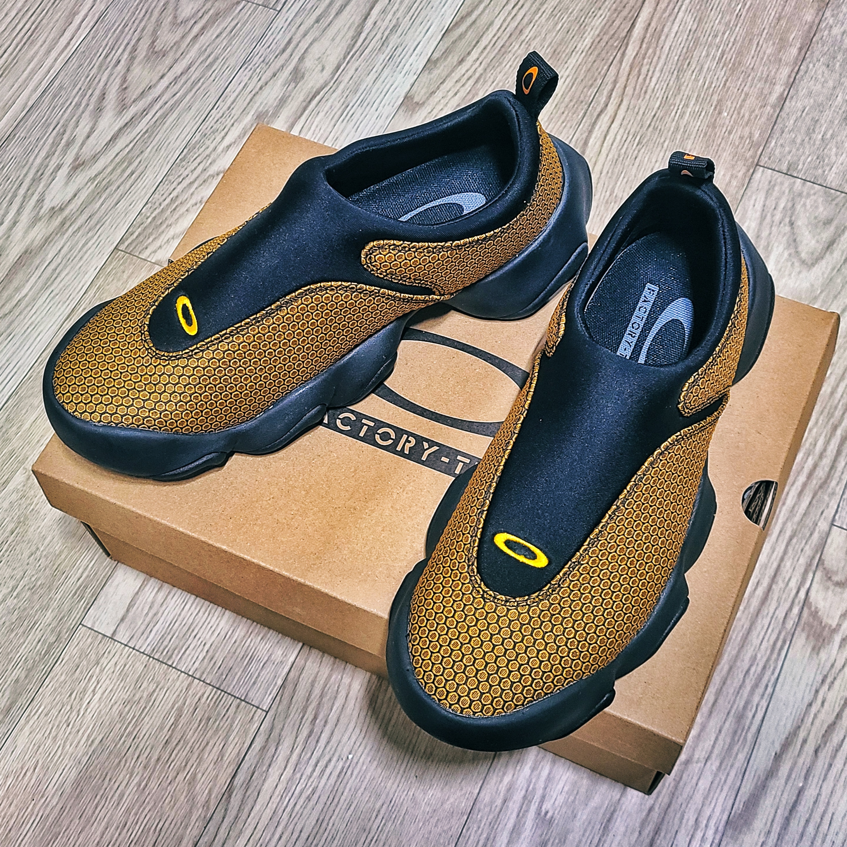 Oakley Factory Team x Brain Dead Jacquard Flesh Yellow Black 착용 스타일