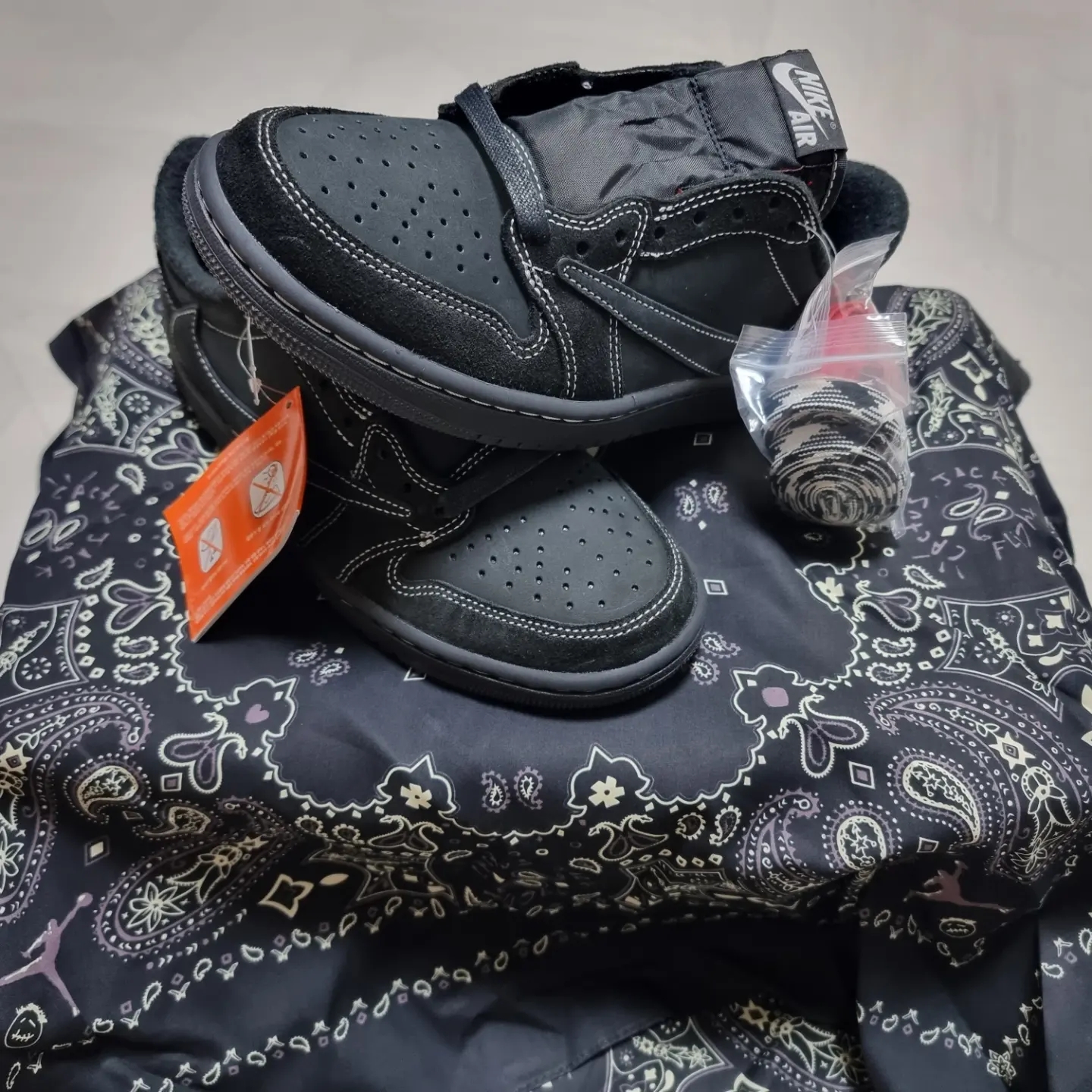 Jordan 1 x Travis Scott Retro Low OG SP Black Phantom 착용 스타일 - 4