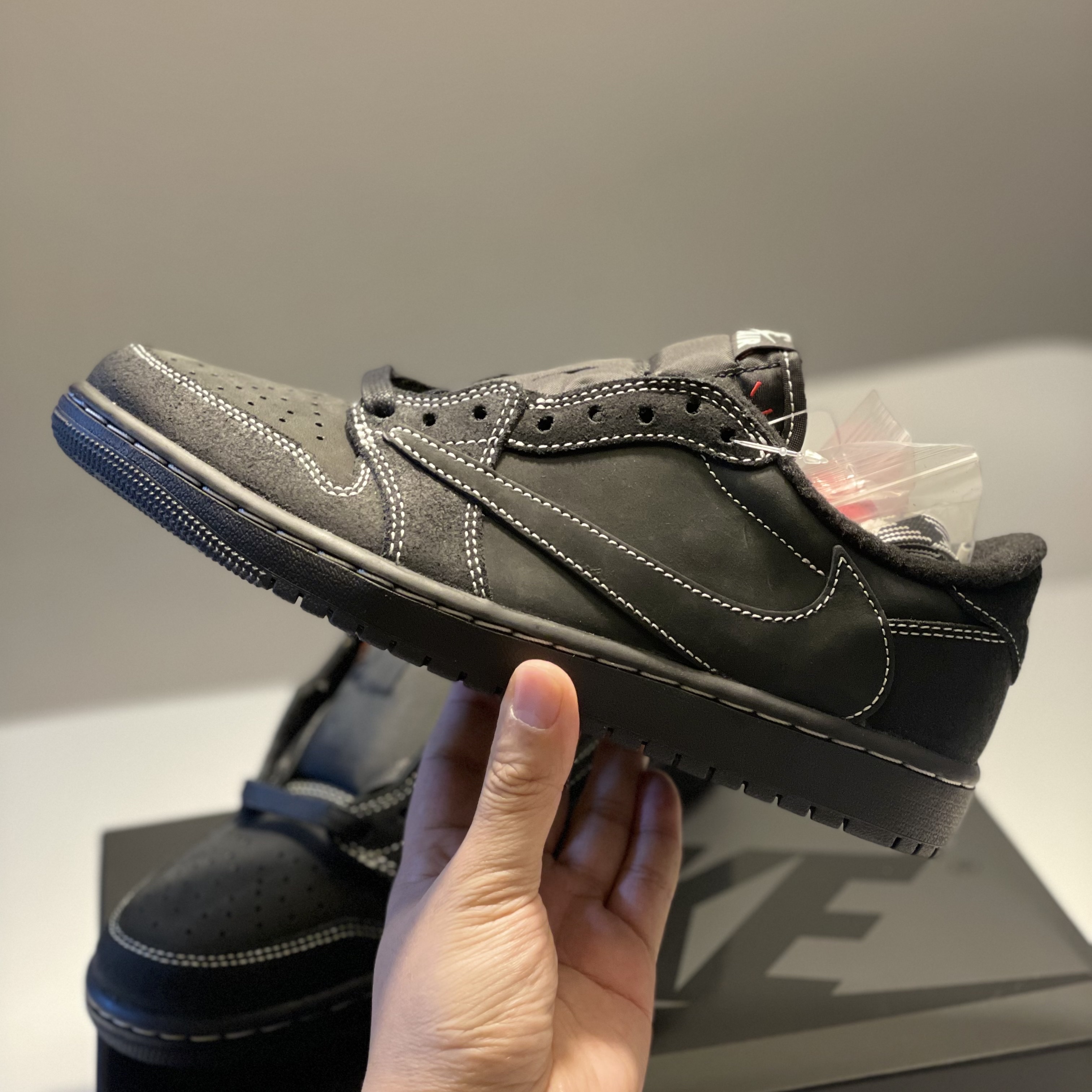 Jordan 1 x Travis Scott Retro Low OG SP Black Phantom 착용 스타일 - 2