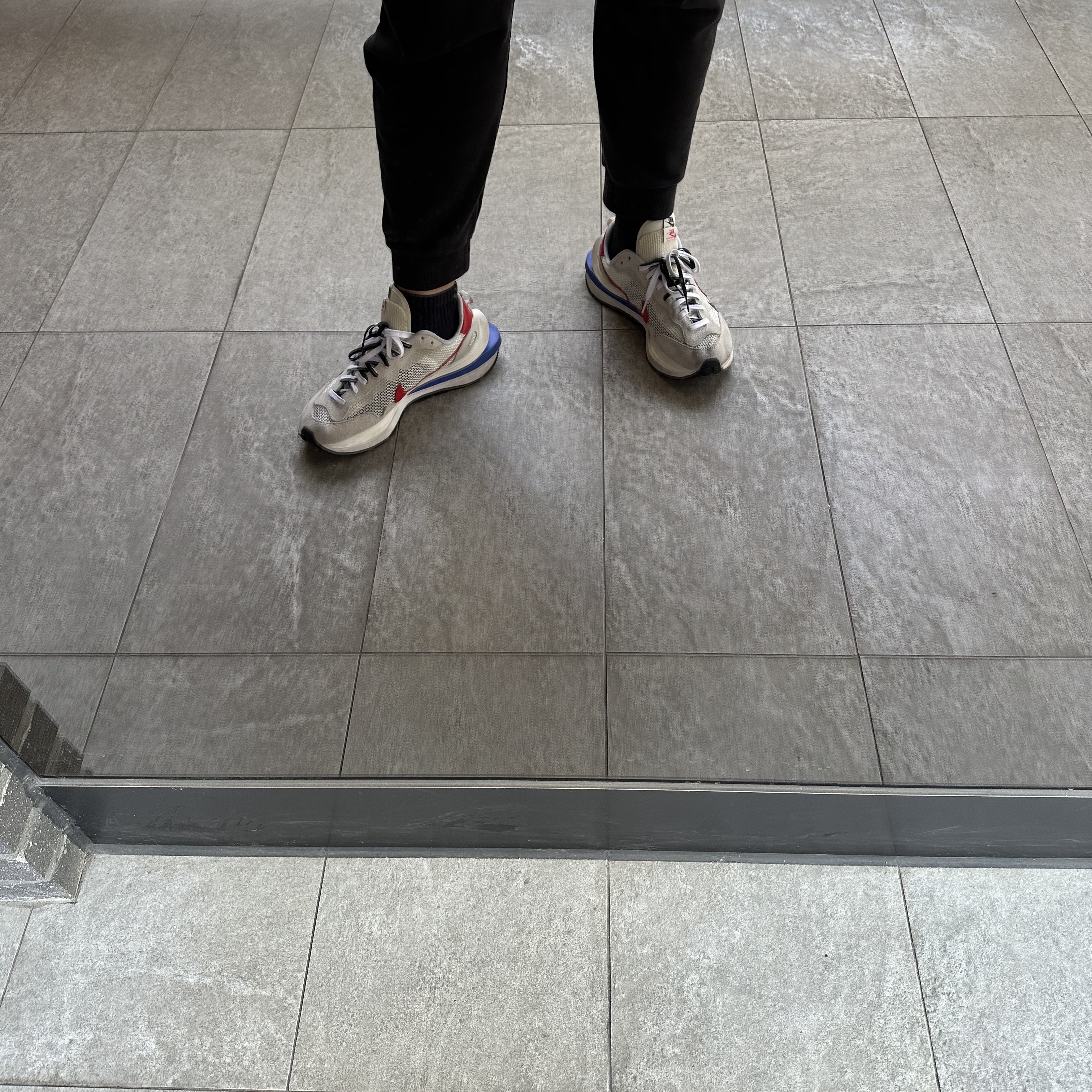 Nike x Sacai VaporWaffle Royal Fuchsia 착용 스타일