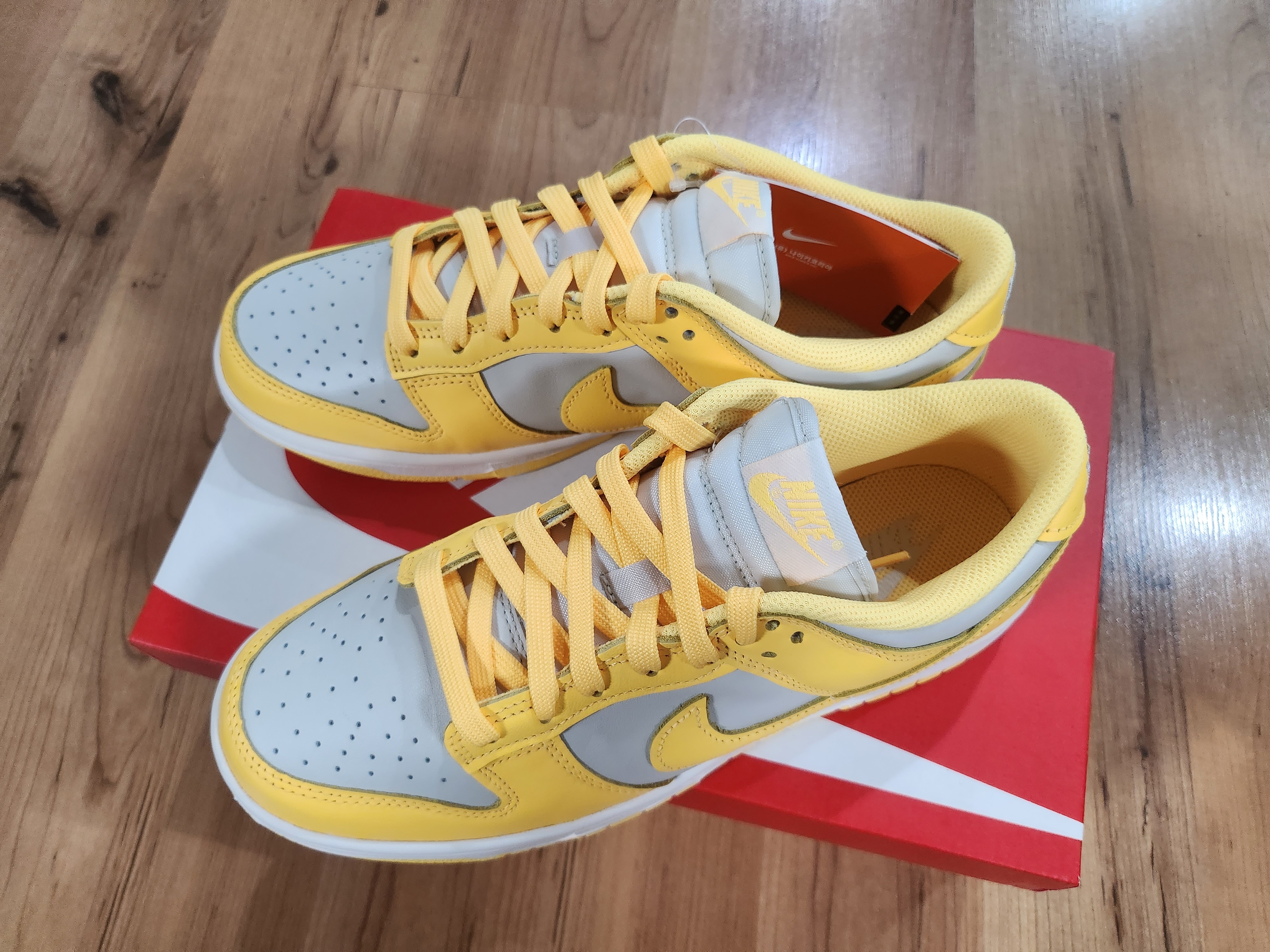 (W) Nike Dunk Low Light Bone Citron Pulse 착용 스타일 - 3