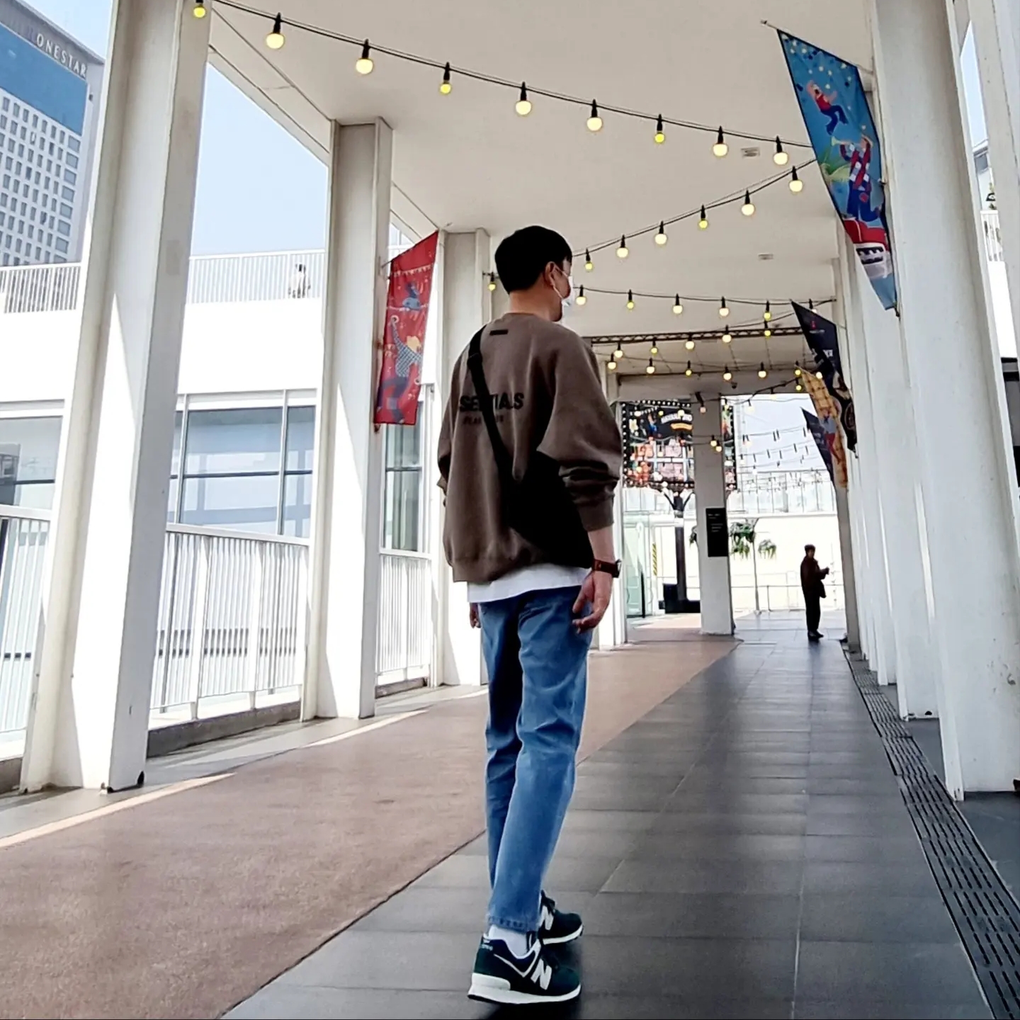New Balance 574 Classics Reimagined Green, Essentials Pull-Over Crewneck Sweatshirt Taupe - 21SS 착용 스타일 - 3