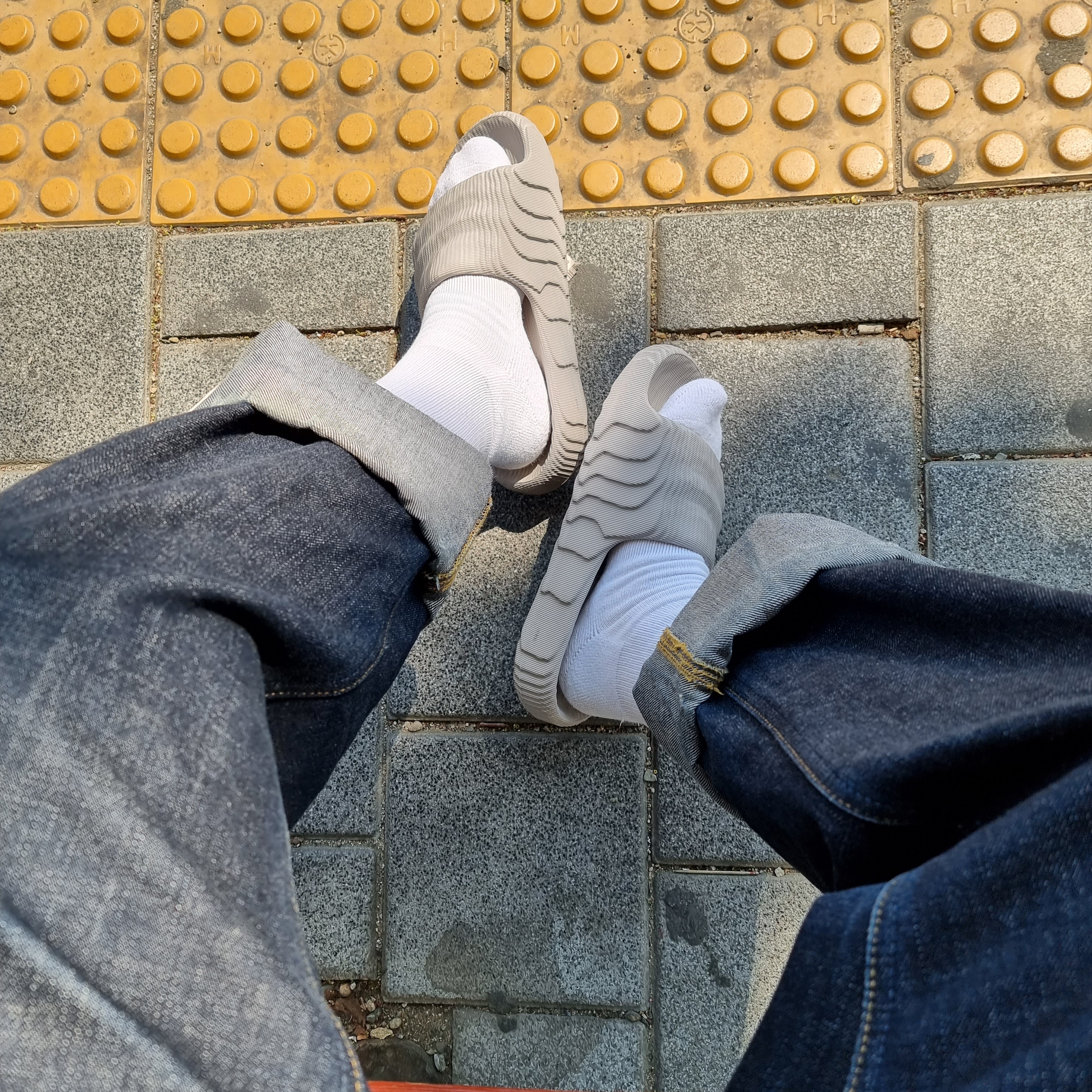 Adidas Adilette 22 Aluminium 착용 스타일