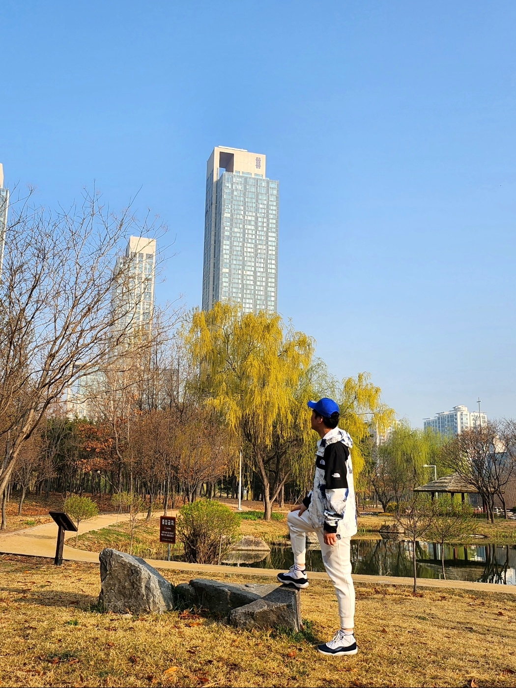 Puma x AMI Low Curve Cap Dazzling Blue, The North Face Novelty Vaiden Jacket White Sand 착용 스타일