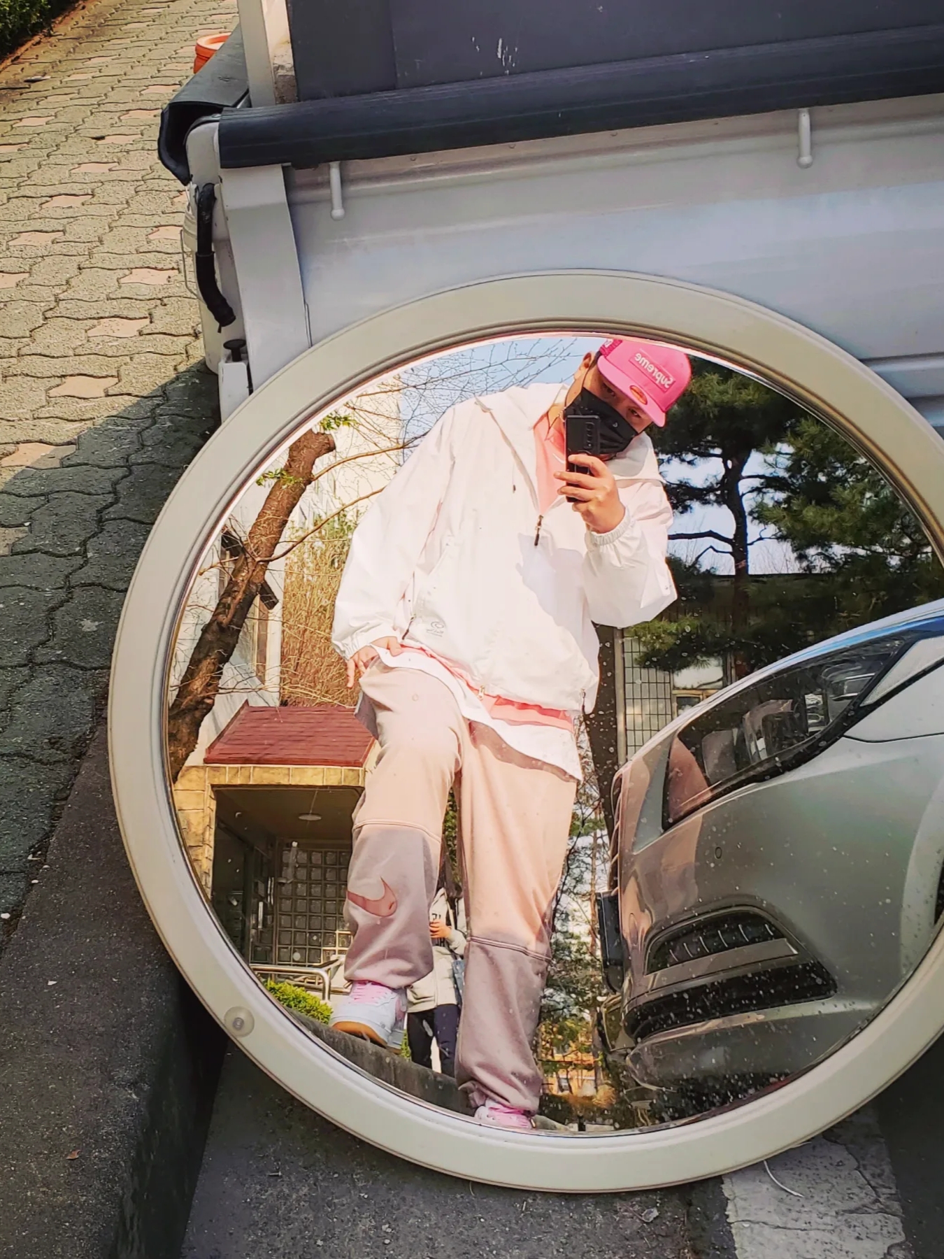 Supreme Box Logo Mesh Back New Era Pink - 22SS, Nike Air Force 1 Low Retro Color of the Month White Pink 착용 스타일 - 3