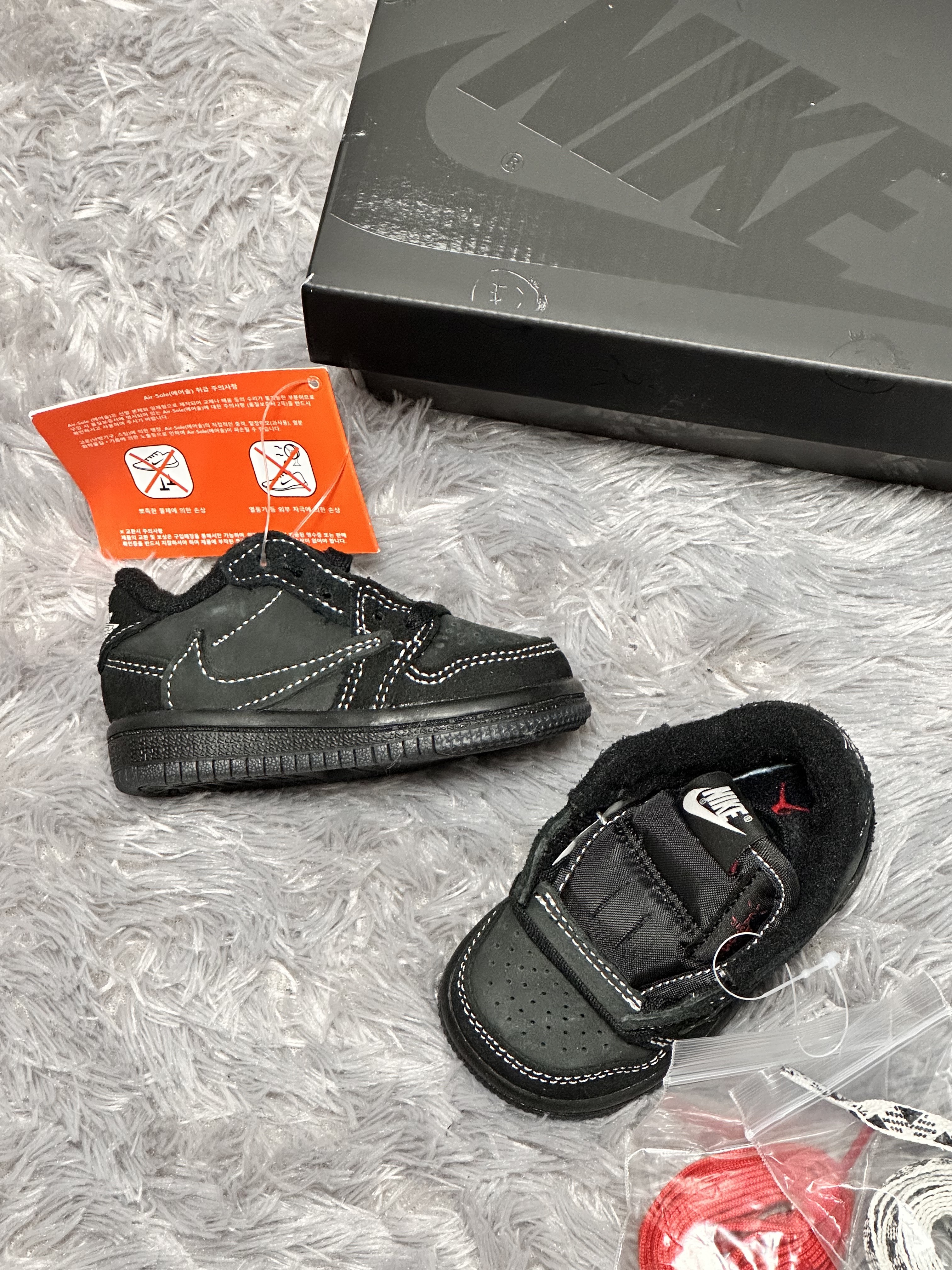 (TD) Jordan 1 x Travis Scott Retro Low OG SP Black Phantom 착용 스타일