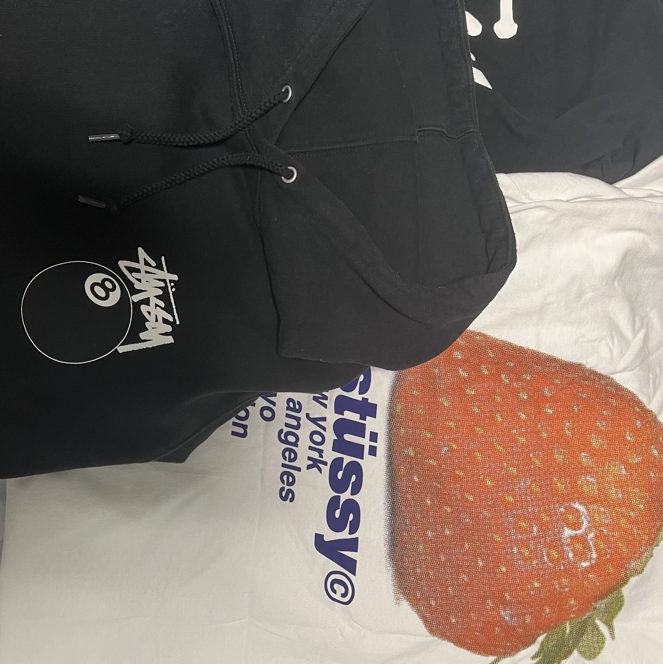 Stussy Strawberry T-Shirt White, Stussy 8 Ball Hoodie Black - 21FW 착용 스타일