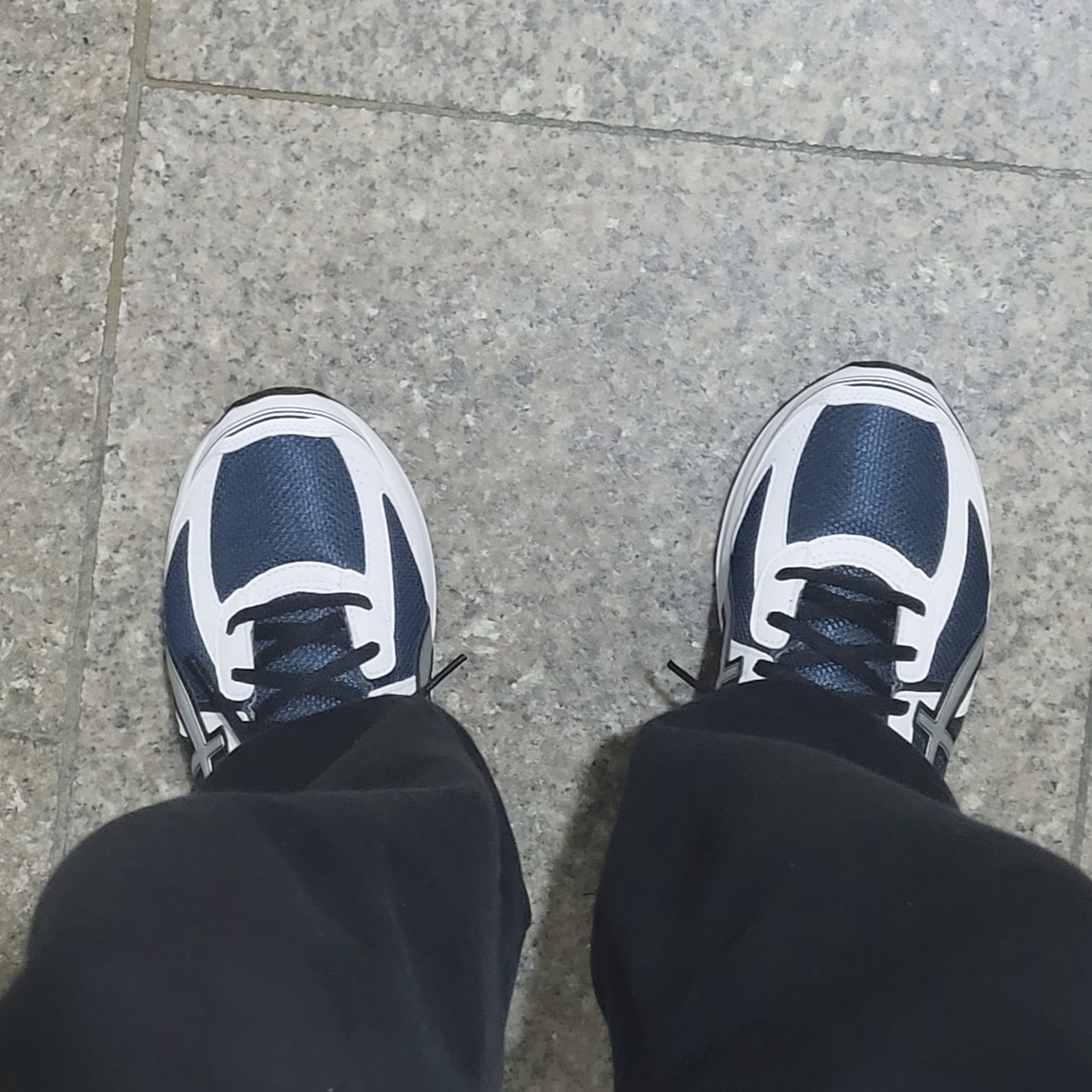 Asics Jog 100 S Navy Pure Silver - 2E Wide 착용 스타일 - 2