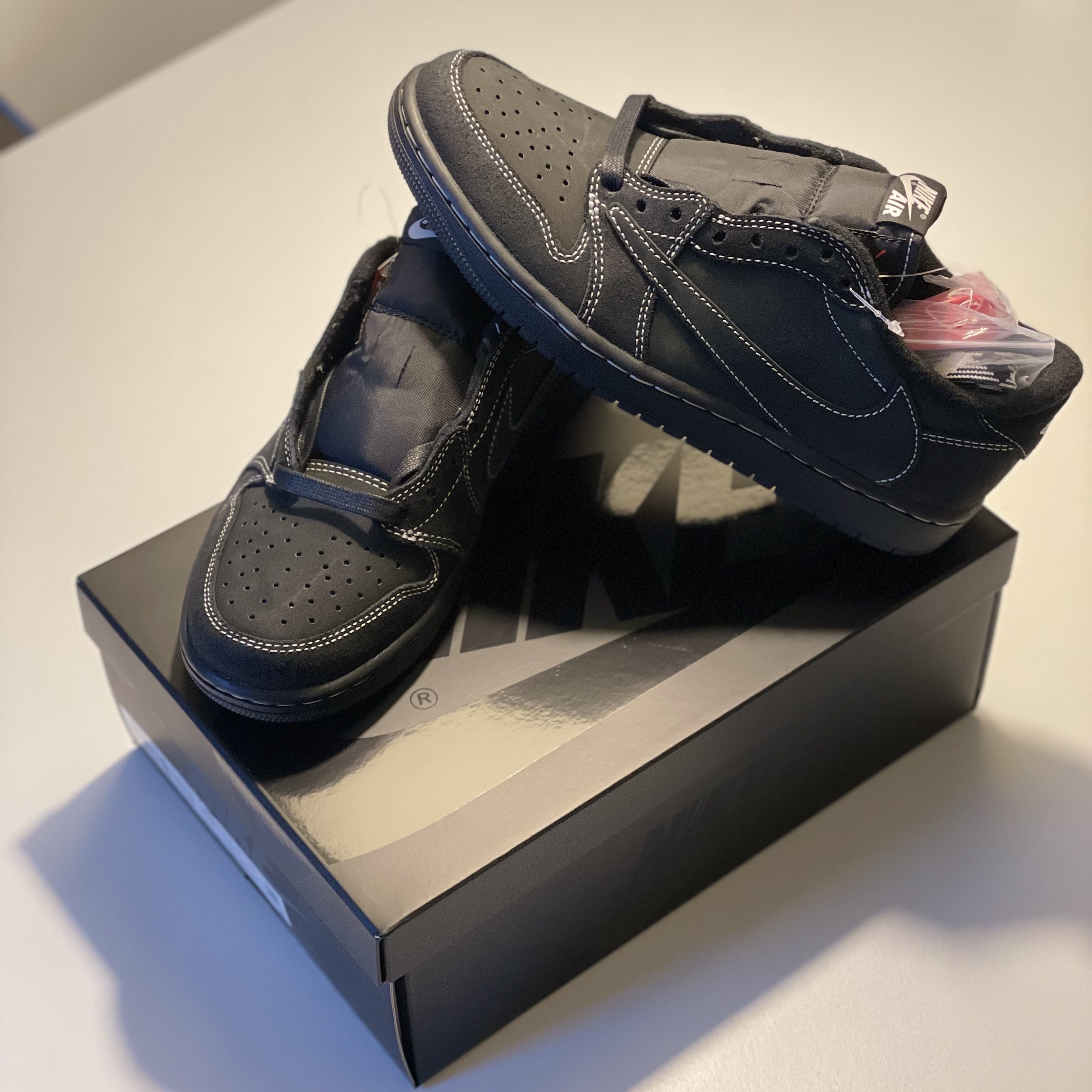 Jordan 1 x Travis Scott Retro Low OG SP Black Phantom 착용 스타일 - 1
