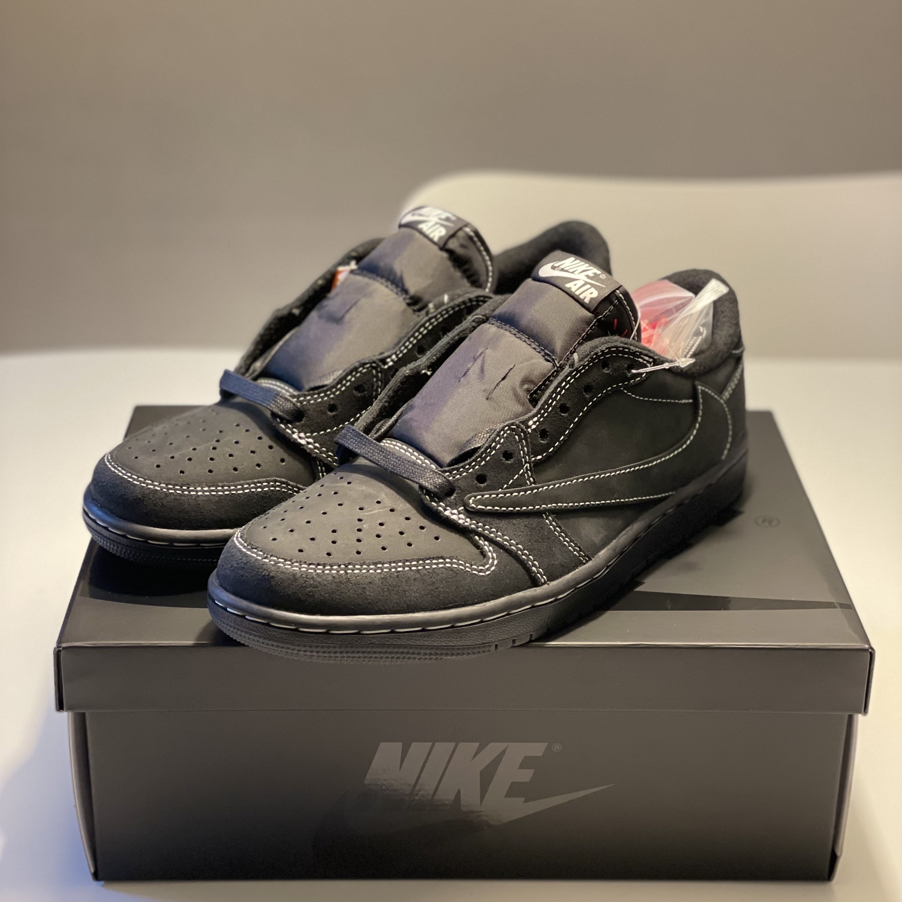 Jordan 1 x Travis Scott Retro Low OG SP Black Phantom 착용 스타일 - 3