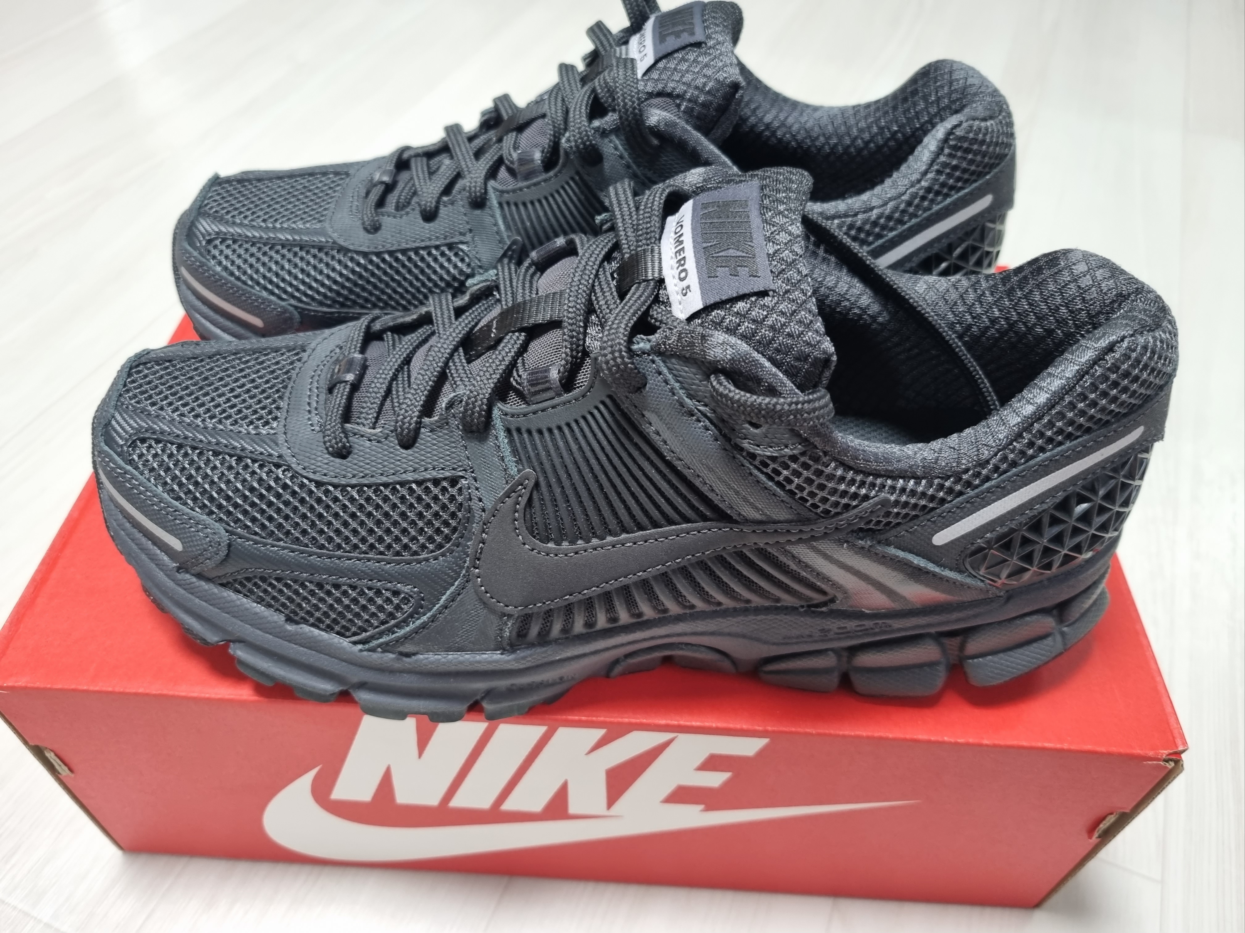 Nike Zoom Vomero 5 SP Anthracite 2023 착용 스타일 - 3