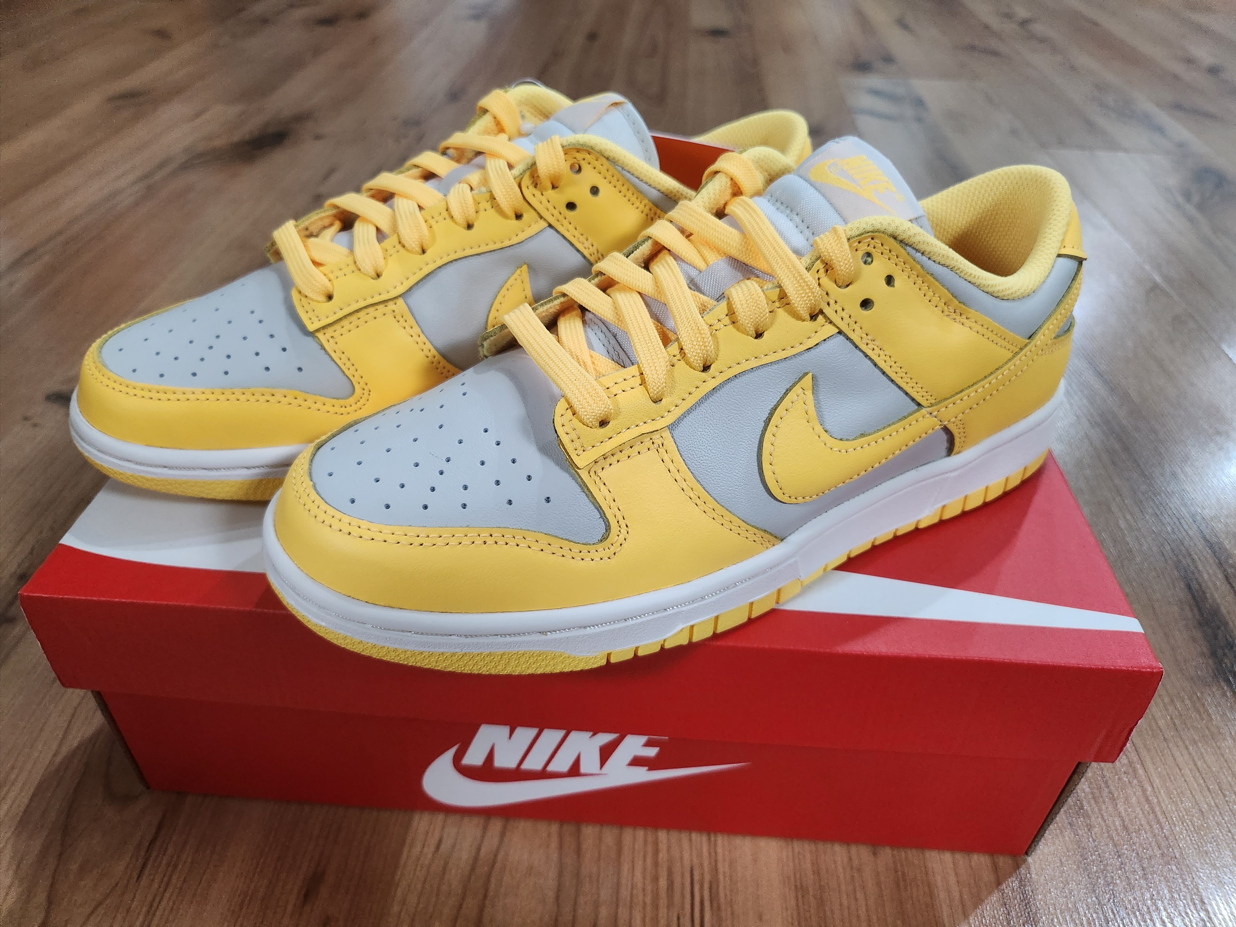 (W) Nike Dunk Low Light Bone Citron Pulse 착용 스타일 - 1
