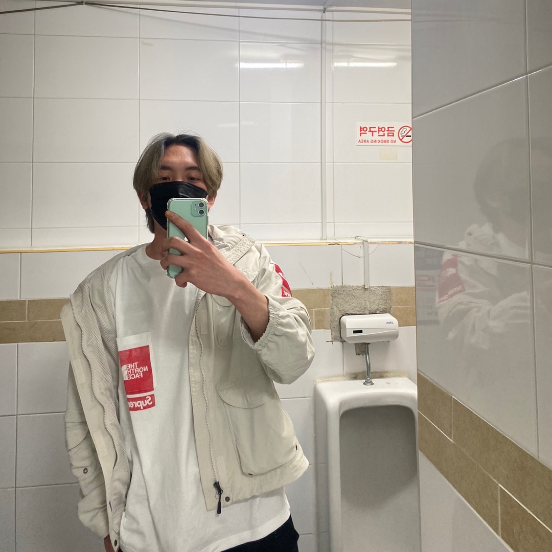 Supreme x The North Face Printed Pocket T-Shirt White - 23SS, Supreme x The North Face Trekking Convertible Jacket Stone - 22SS 착용 스타일 - 2