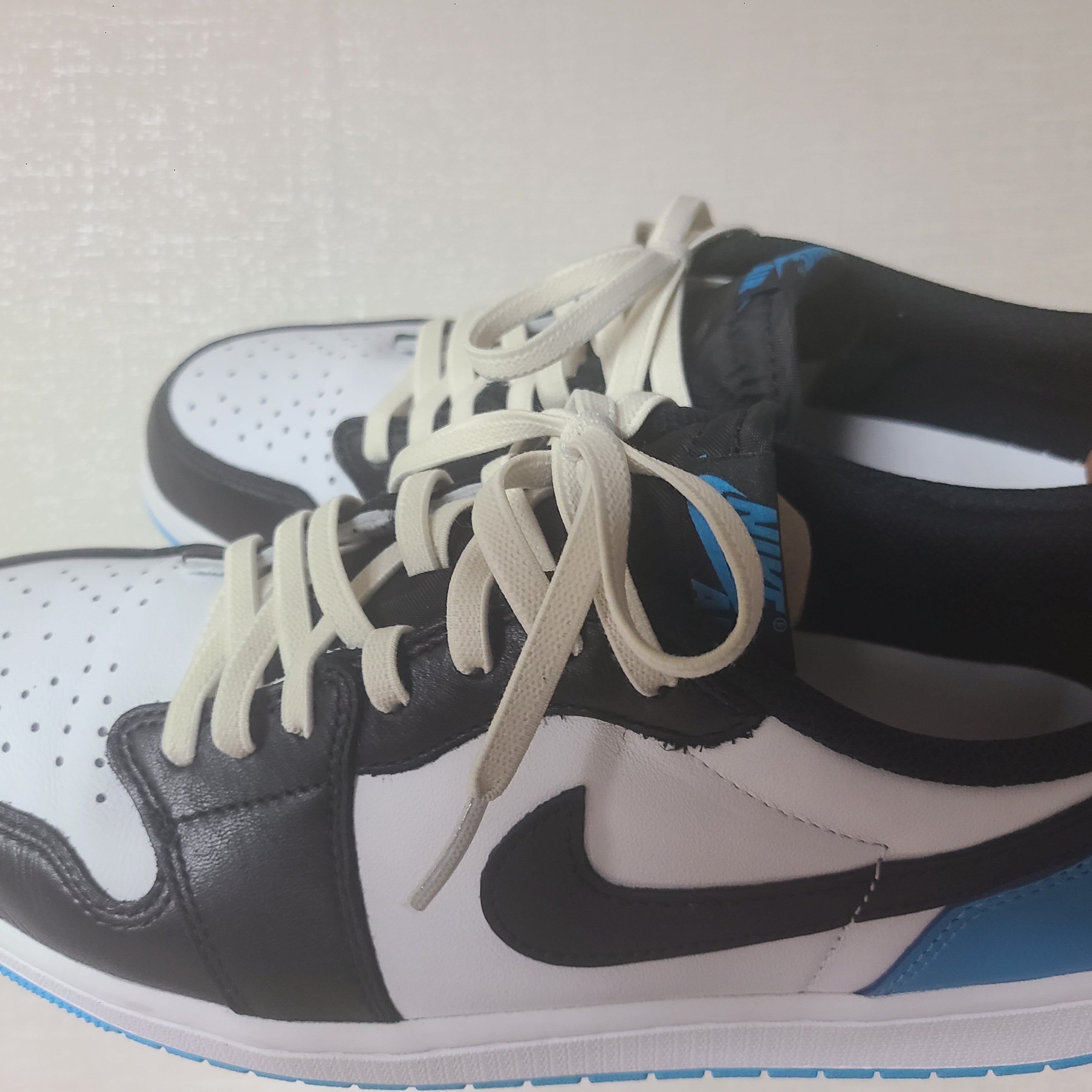 Jordan 1 Retro Low OG Black and Dark Powder Blue 착용 스타일