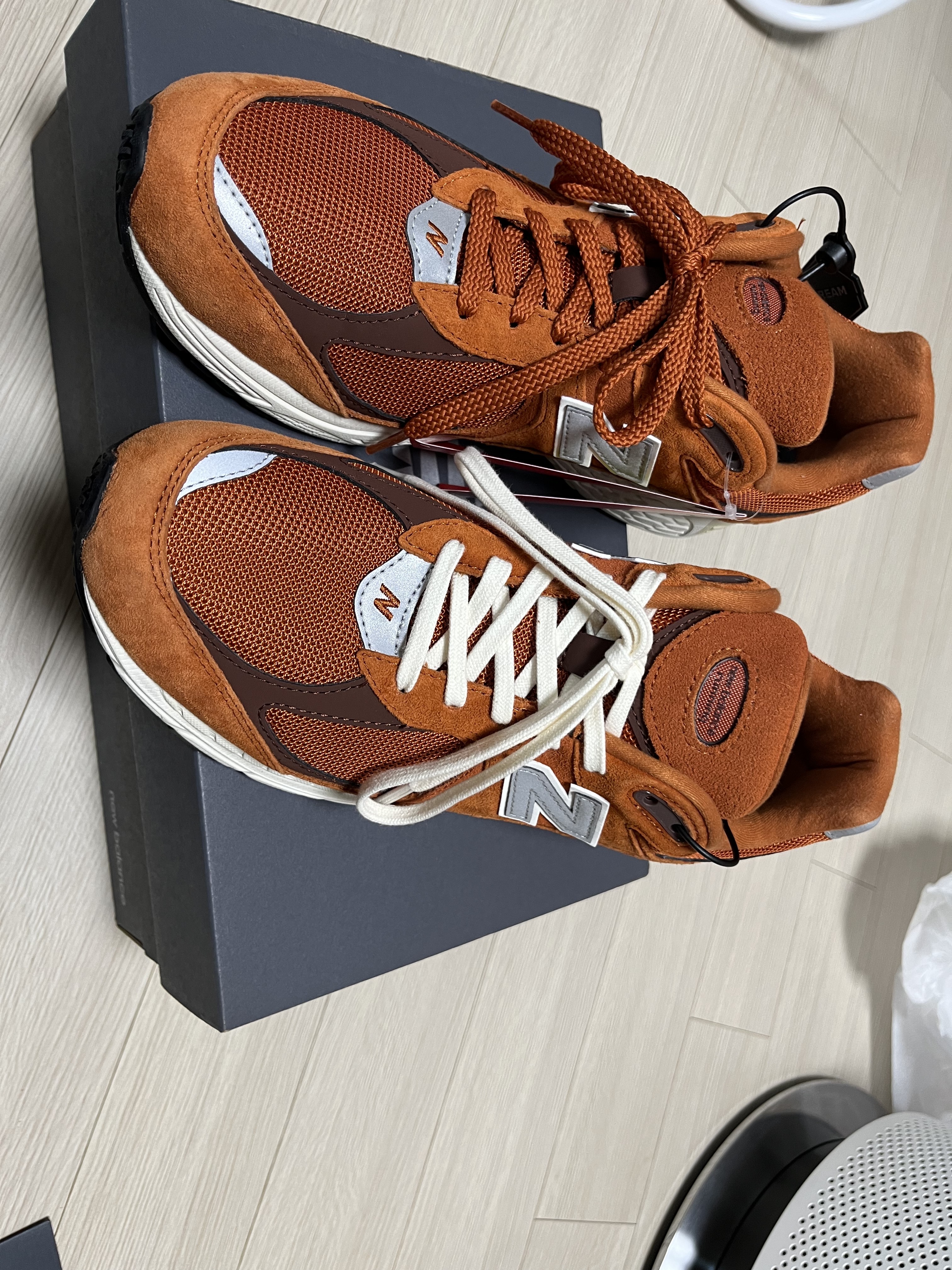 New Balance 2002R Rust Oxide 착용 스타일 - 2
