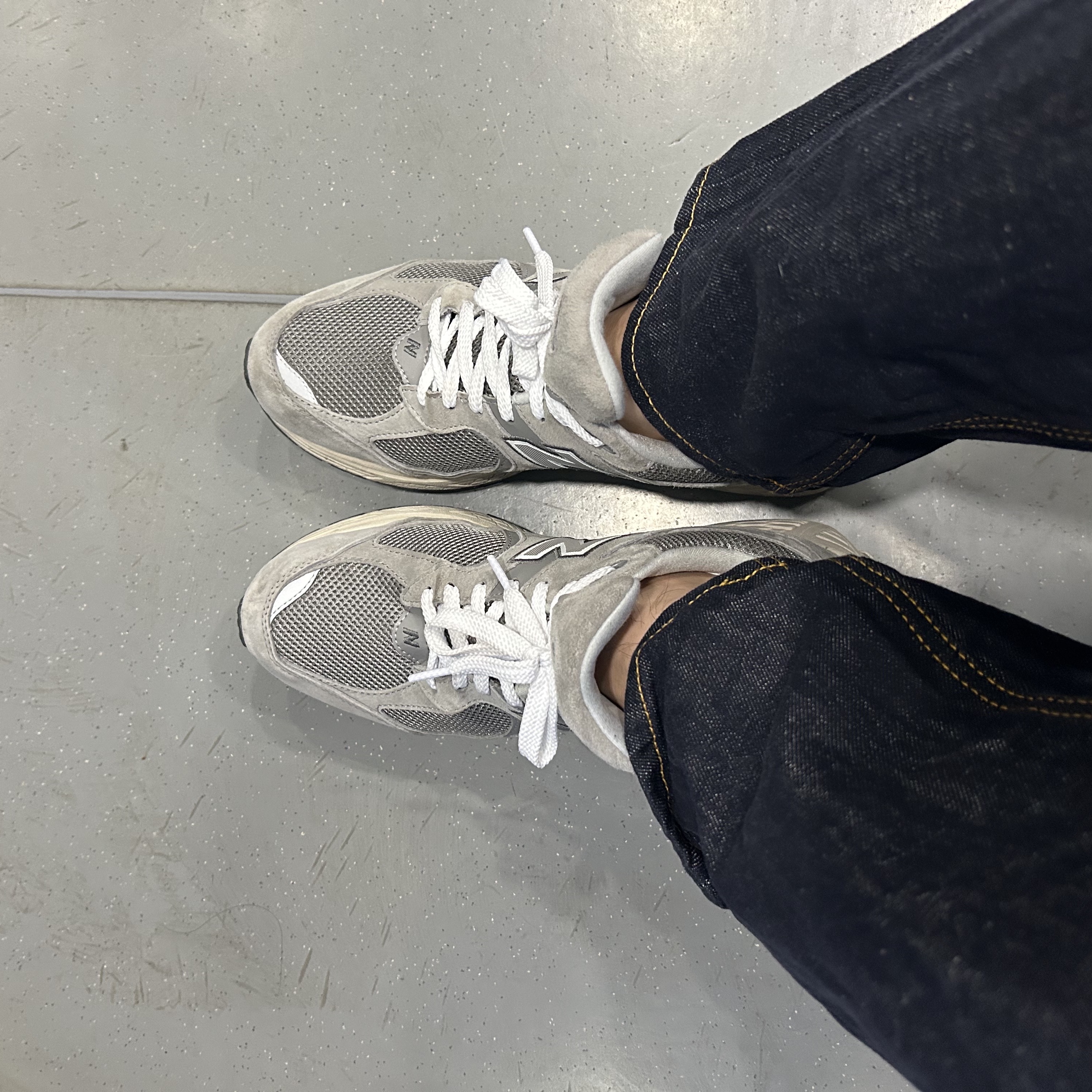 New Balance 2002R Grey 착용 스타일