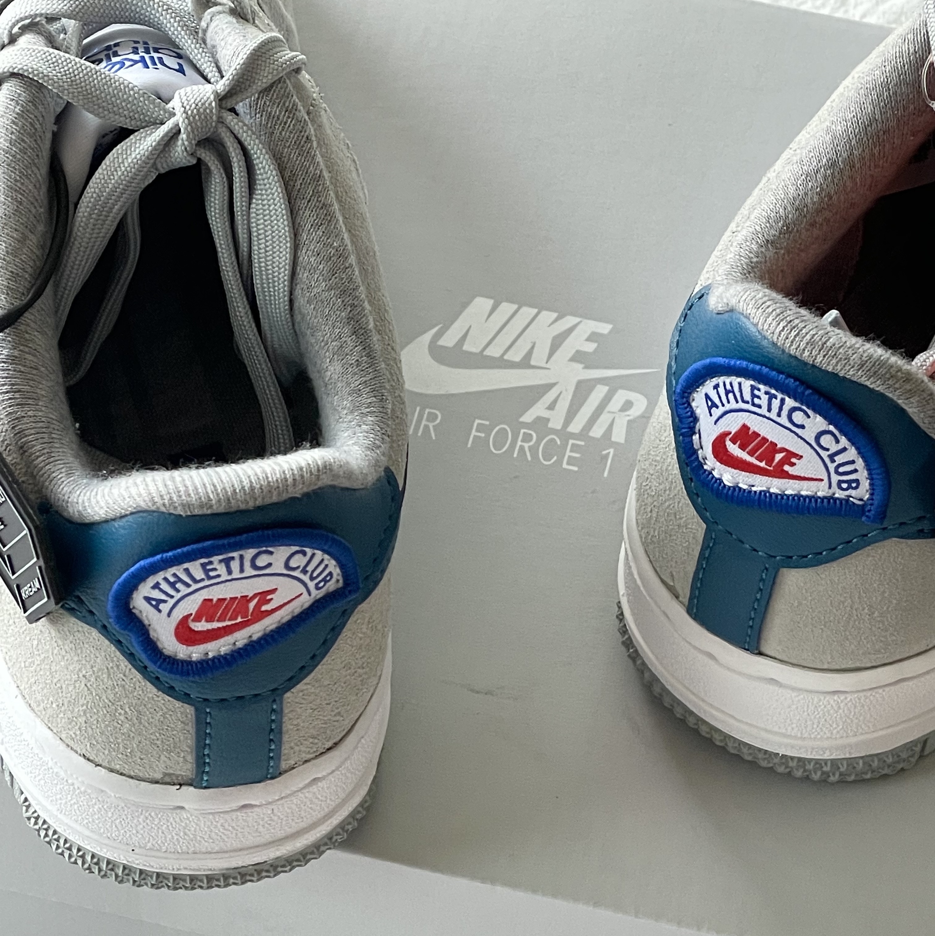 (GS) Nike Air Force 1 LV8 Athletic Club Light Smoke Grey Marina 착용 스타일 - 3