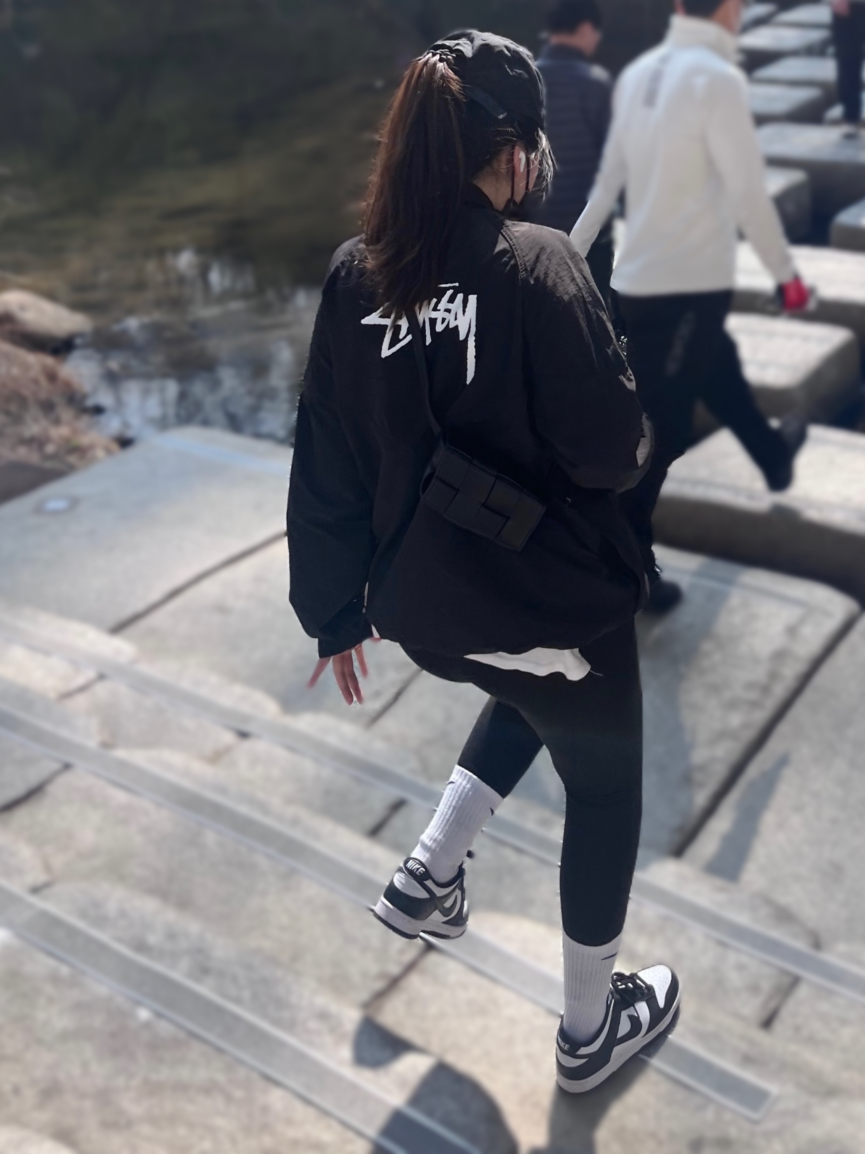 Nike x Stussy Windrunner Jacket Off Noir, Nike Dunk Low Retro Black 착용 스타일