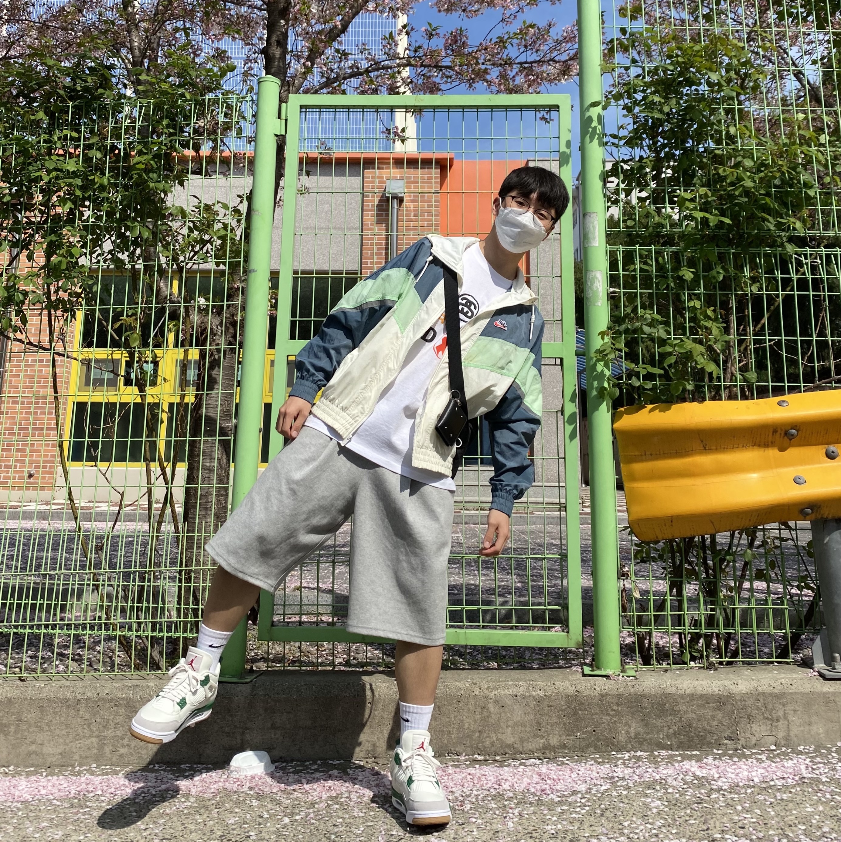 Jordan 4 x Nike SB Retro SP Pine Green, Stussy x Cactus Plant Flea Market International T-Shirt White 착용 스타일