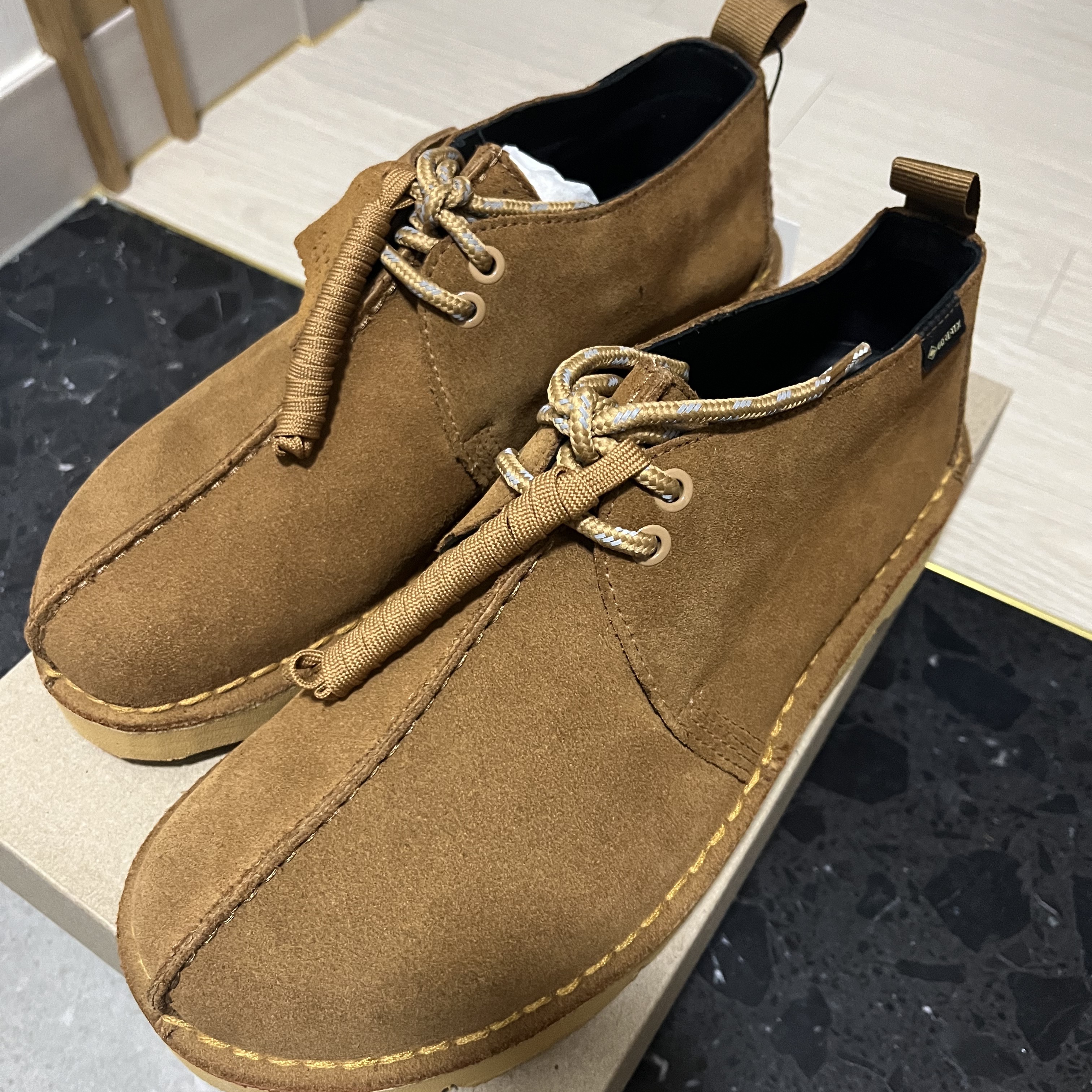 Clarks Desert Trek GTX Tan Suede 착용 스타일