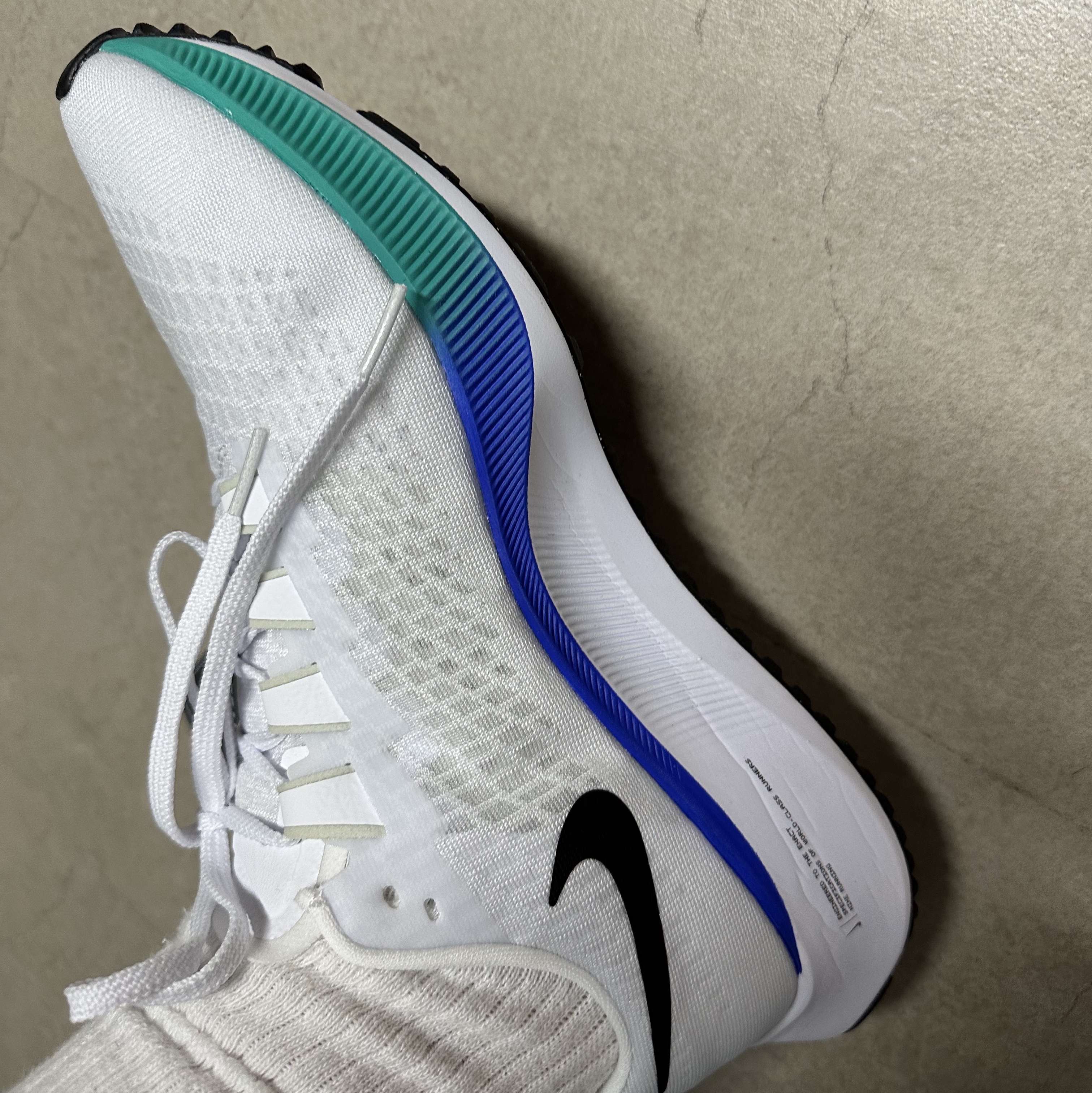 Nike Air Zoom Pegasus 37 White Hyper Violet 착용 스타일 - 1