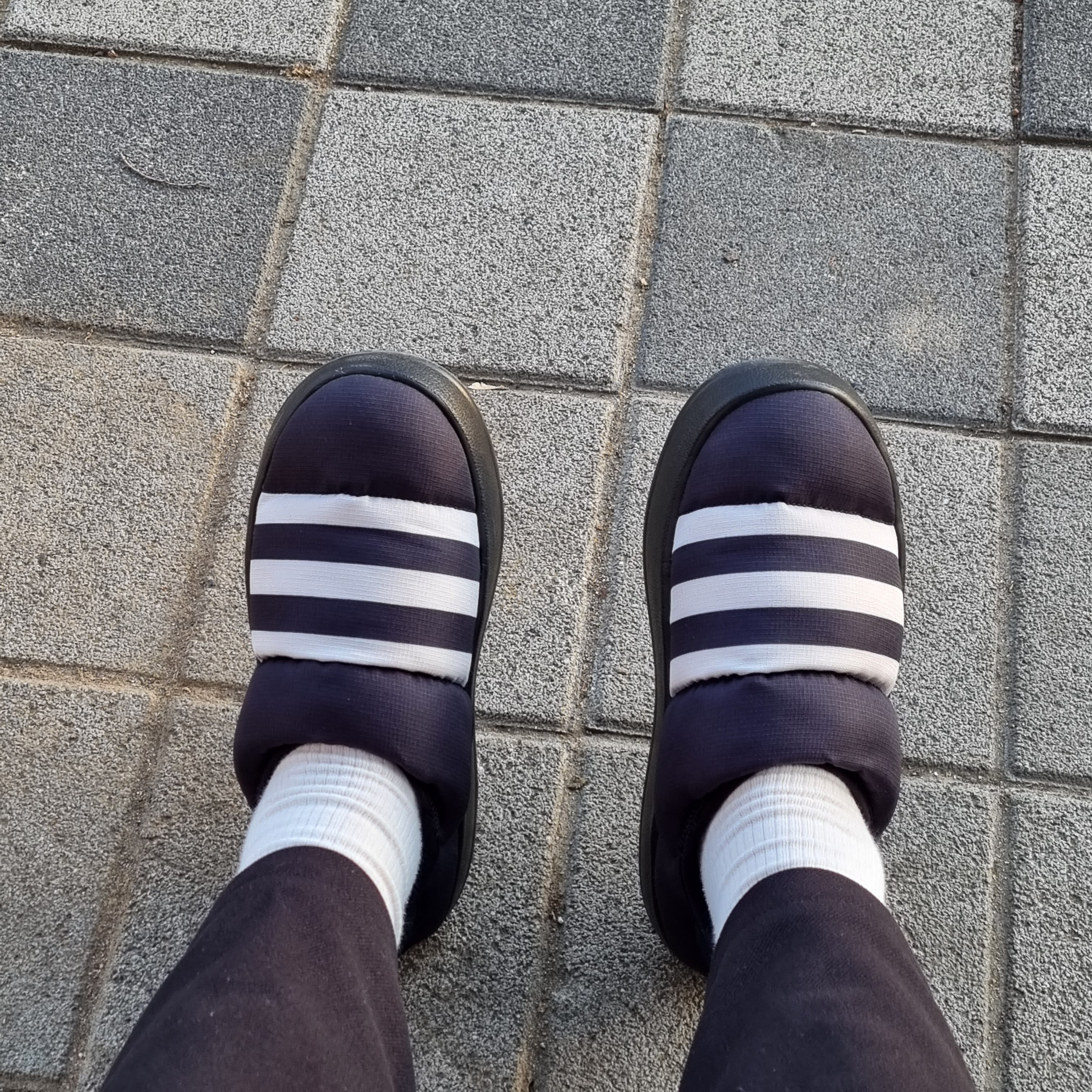 Adidas Puffylette Core Black 착용 스타일