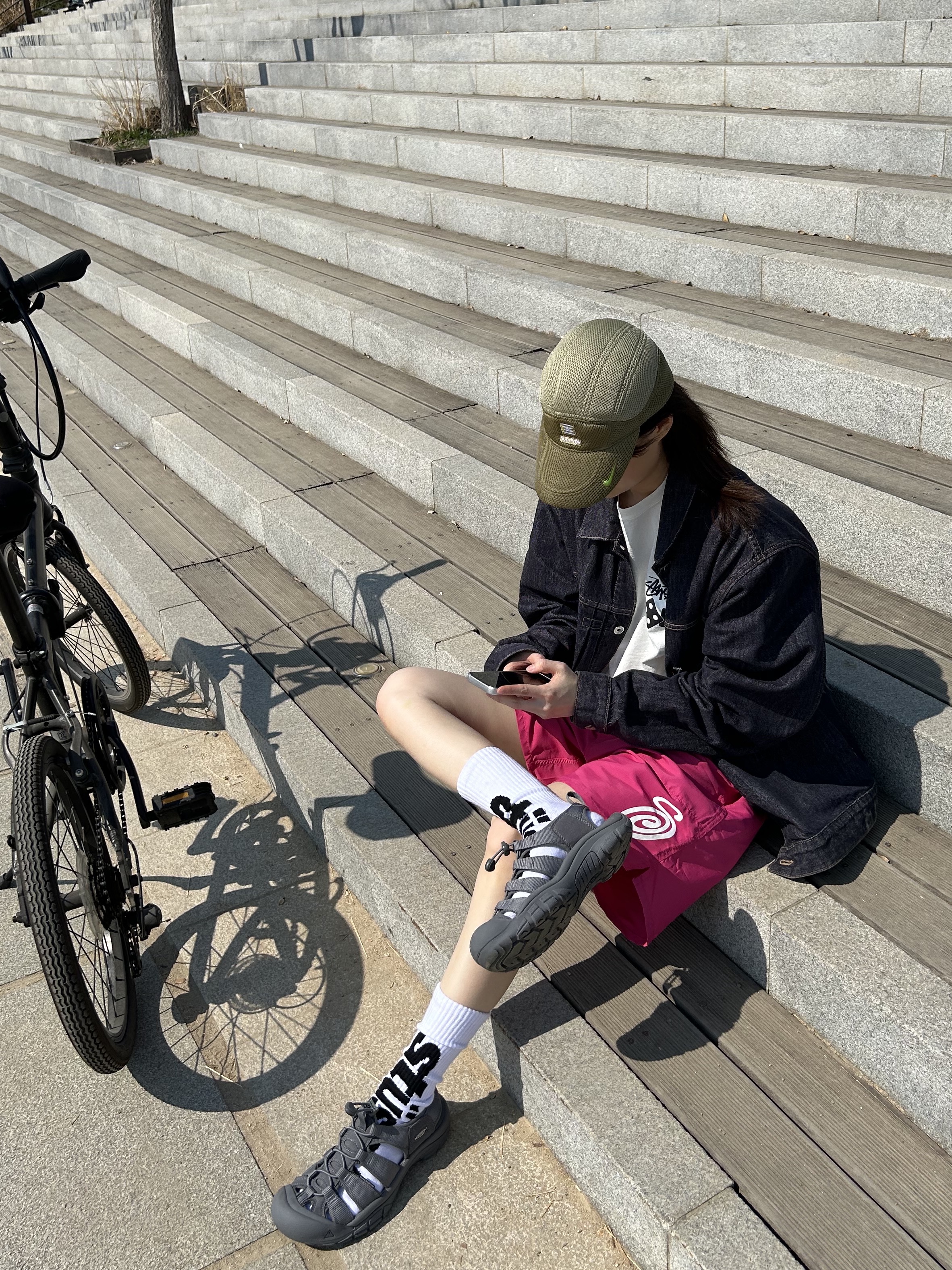 Stussy Big Helvetica Crew Socks White Black, Stussy Curly S Water Shorts Fucshia 착용 스타일