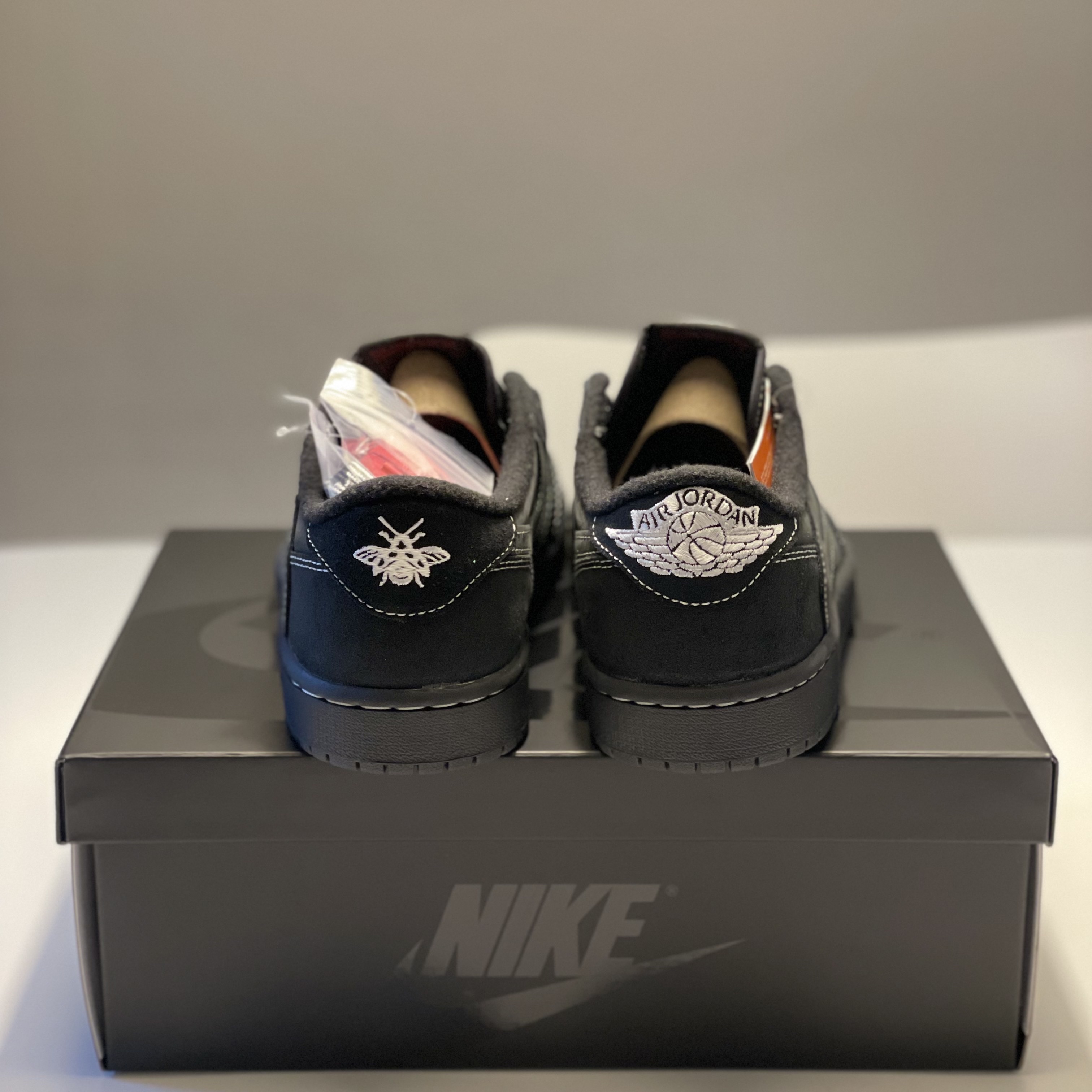Jordan 1 x Travis Scott Retro Low OG SP Black Phantom 착용 스타일 - 5