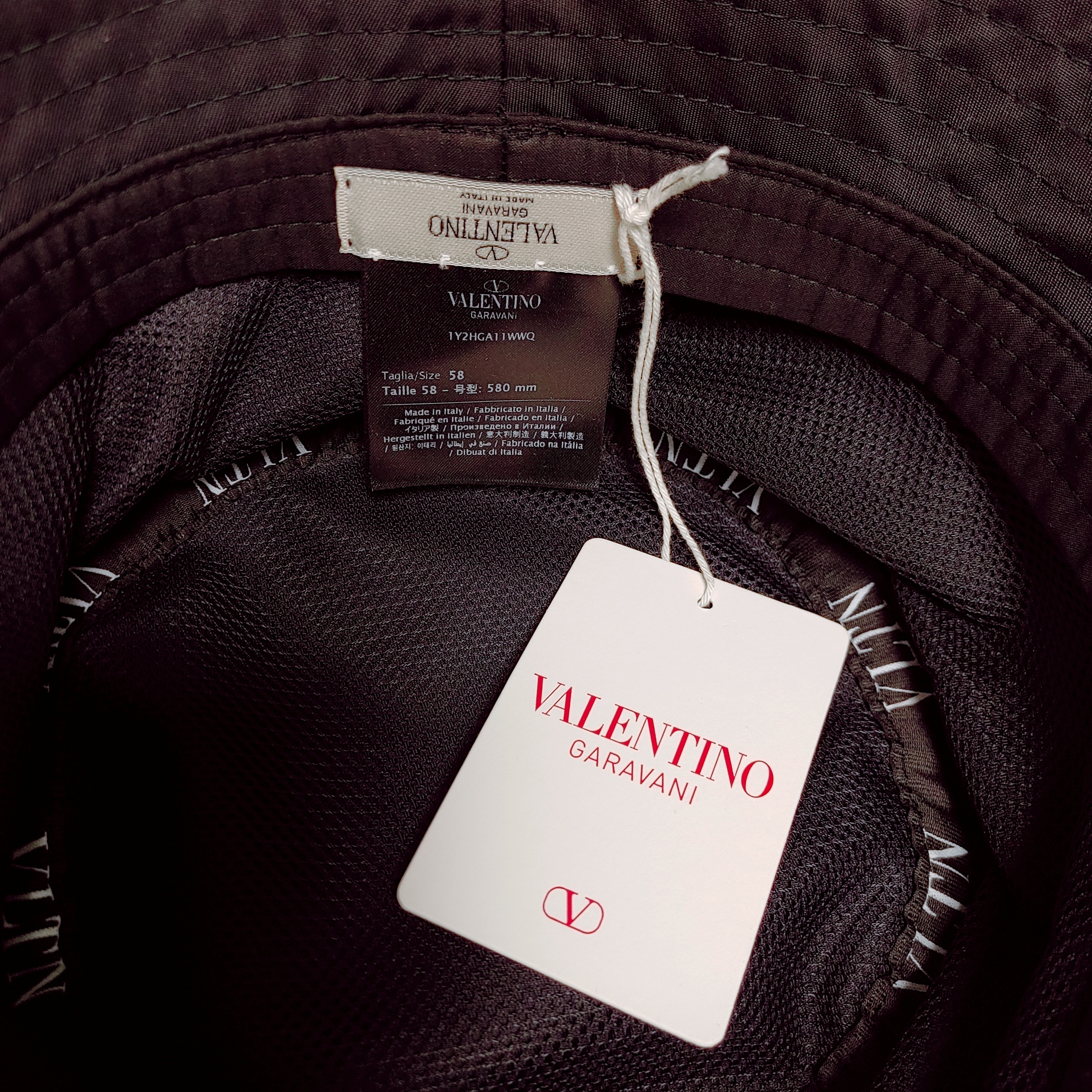 Valentino VLTN Bucket Hat Black White 착용 스타일 - 2