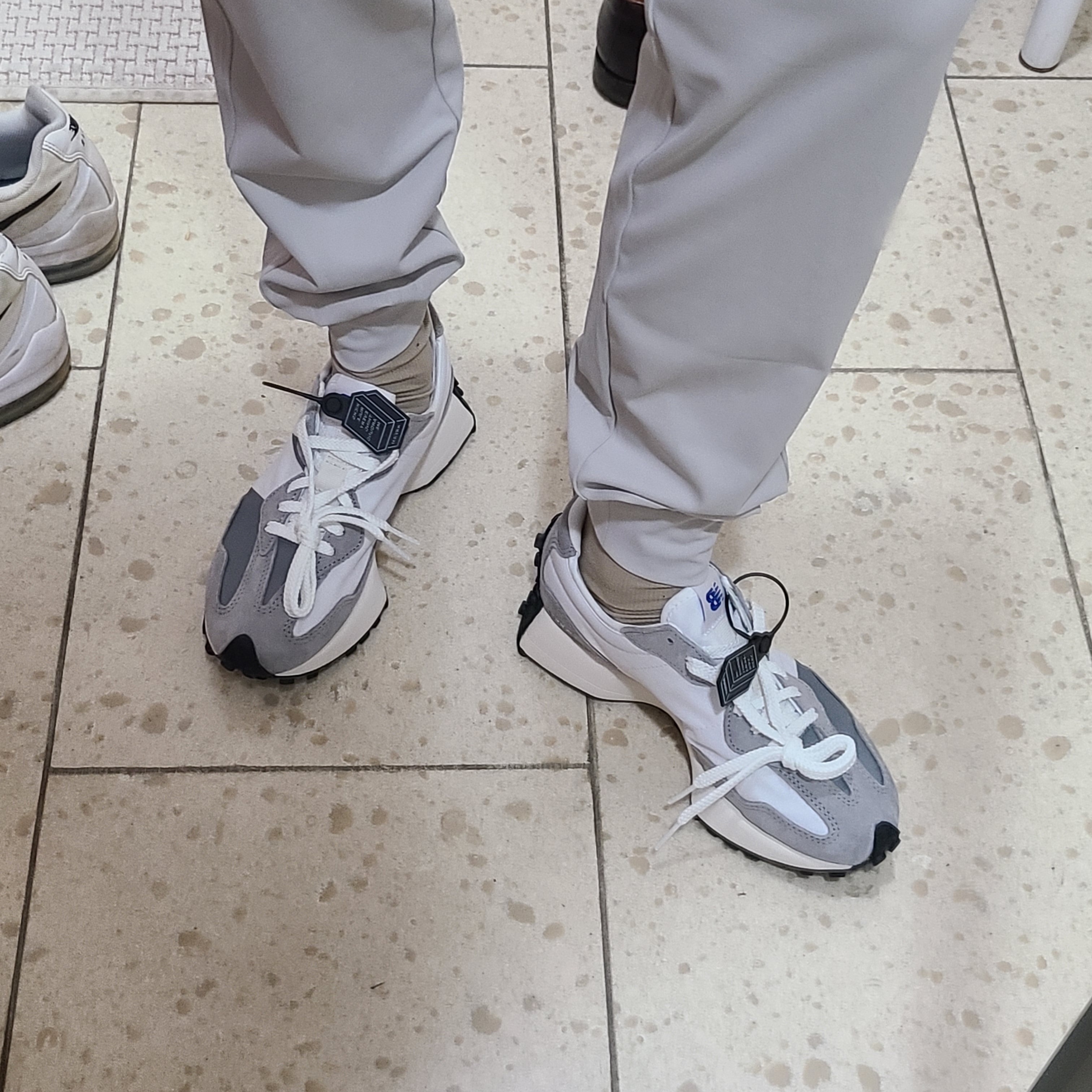 New Balance 327 Grey 착용 스타일
