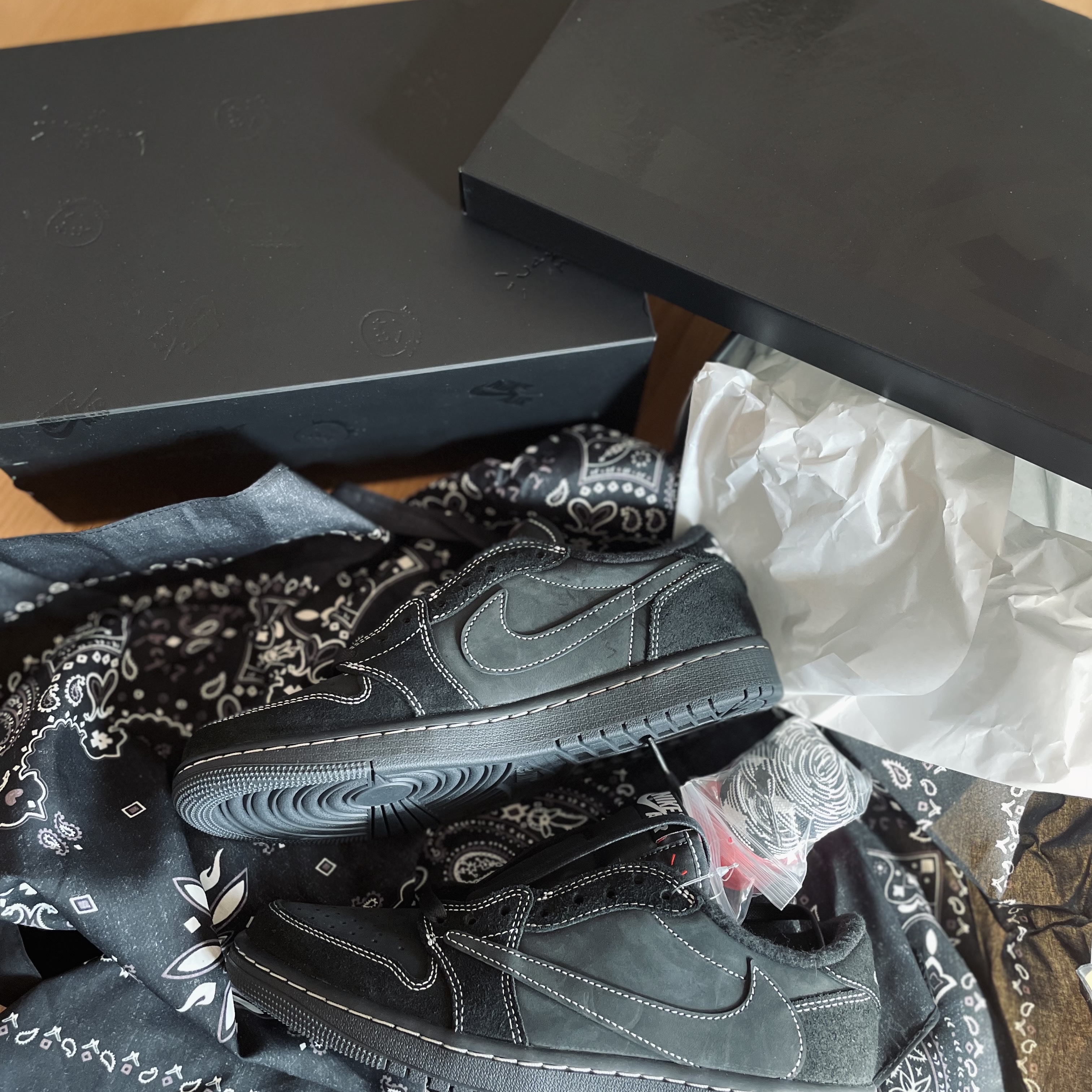 Jordan 1 x Travis Scott Retro Low OG SP Black Phantom 착용 스타일 - 3