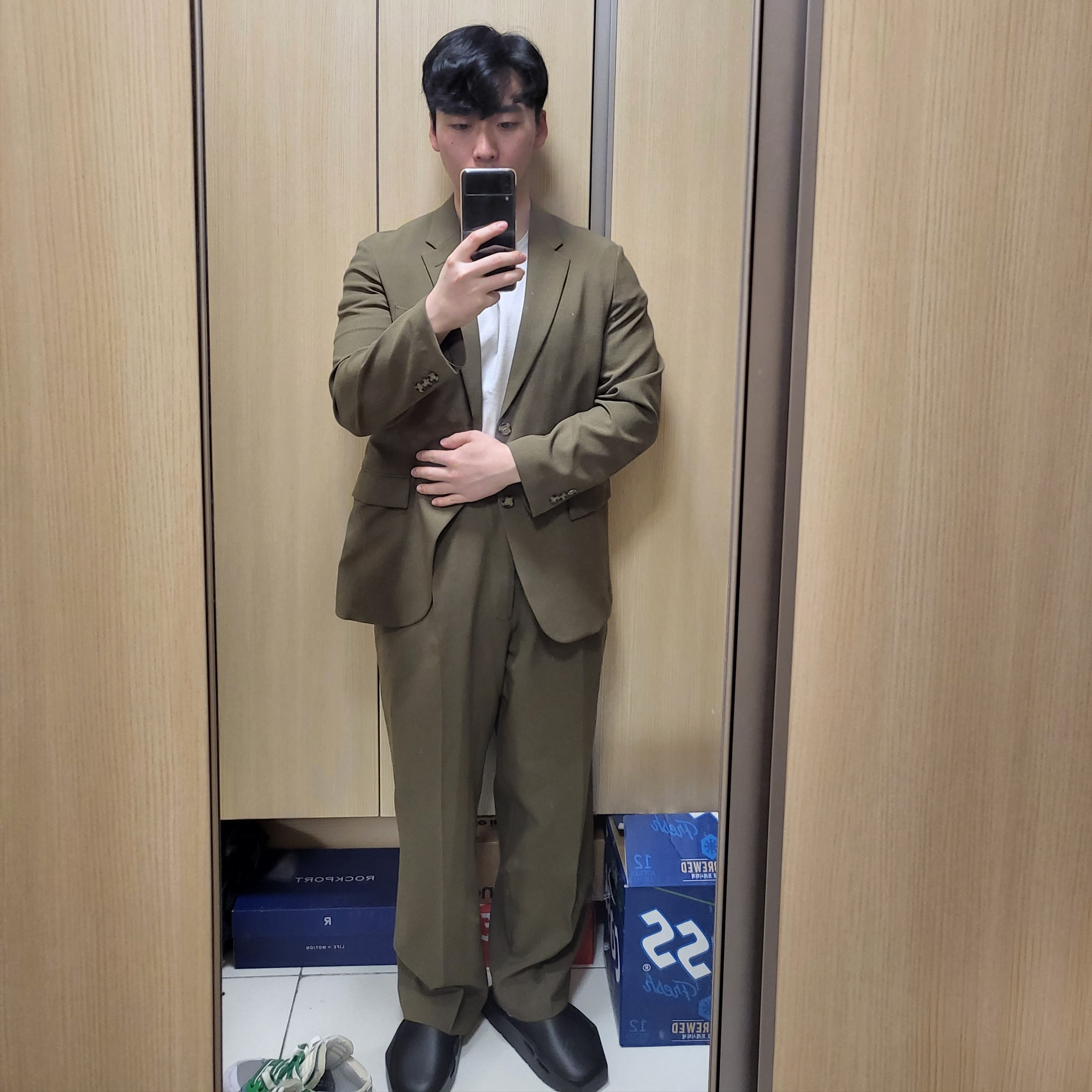 Uniqlo x Marni Wide Fit Pleated Trousers Olive, (W) Jordan Hex Mule SP Black 착용 스타일
