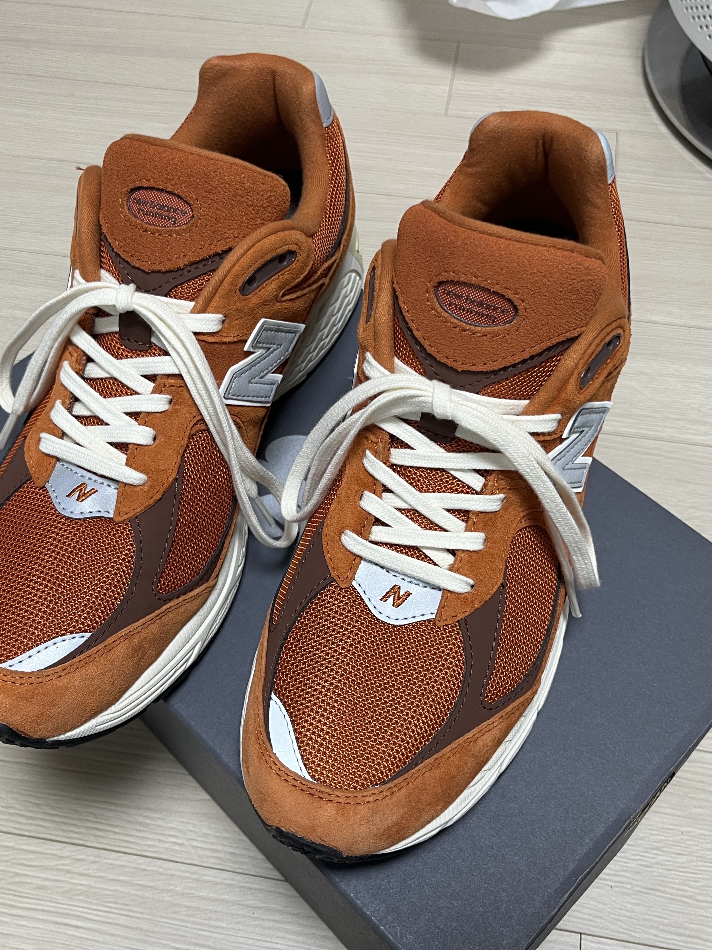 New Balance 2002R Rust Oxide 착용 스타일 - 3