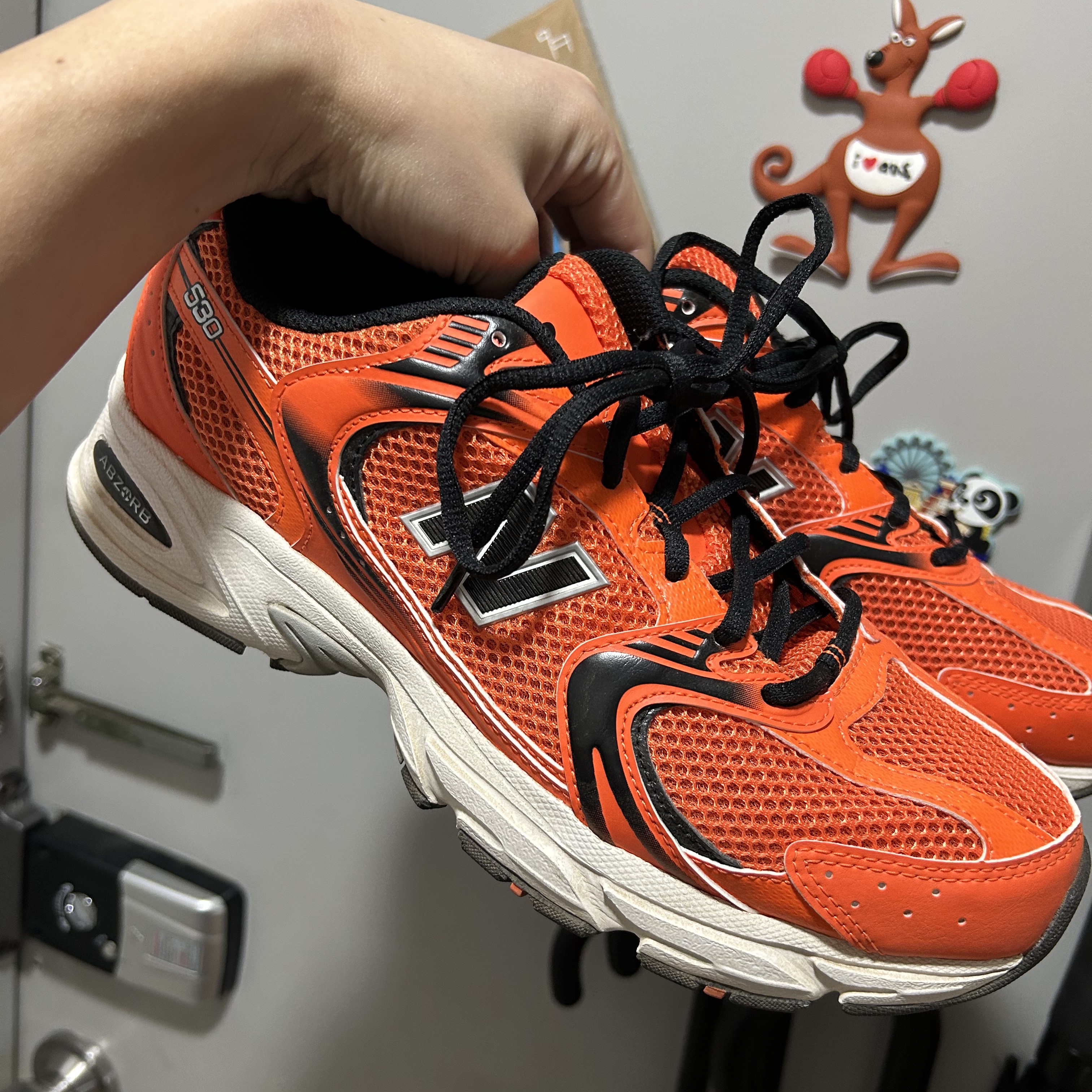 New Balance 530 Neon Orange 착용 스타일