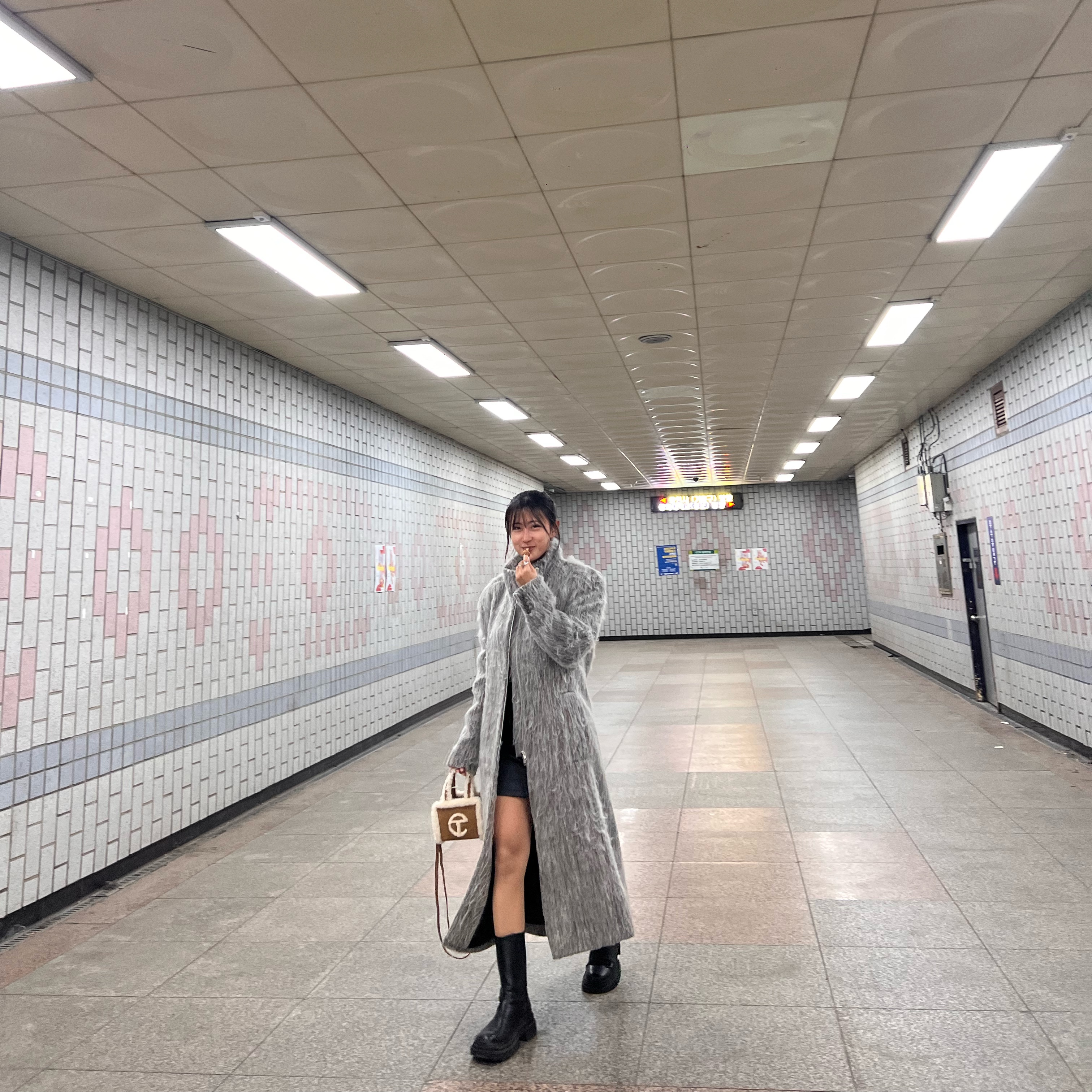 Telfar x UGG Small Shopping Bag Chestnut 착용 스타일 - 3