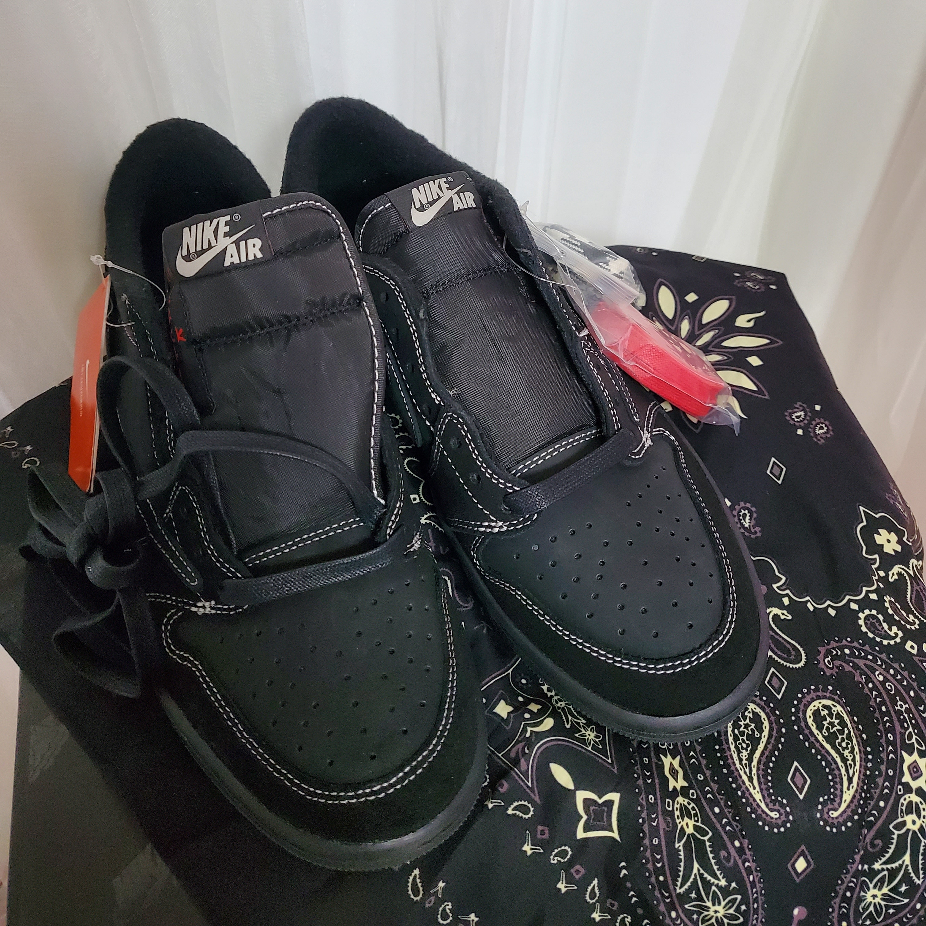 Jordan 1 x Travis Scott Retro Low OG SP Black Phantom 착용 스타일 - 3