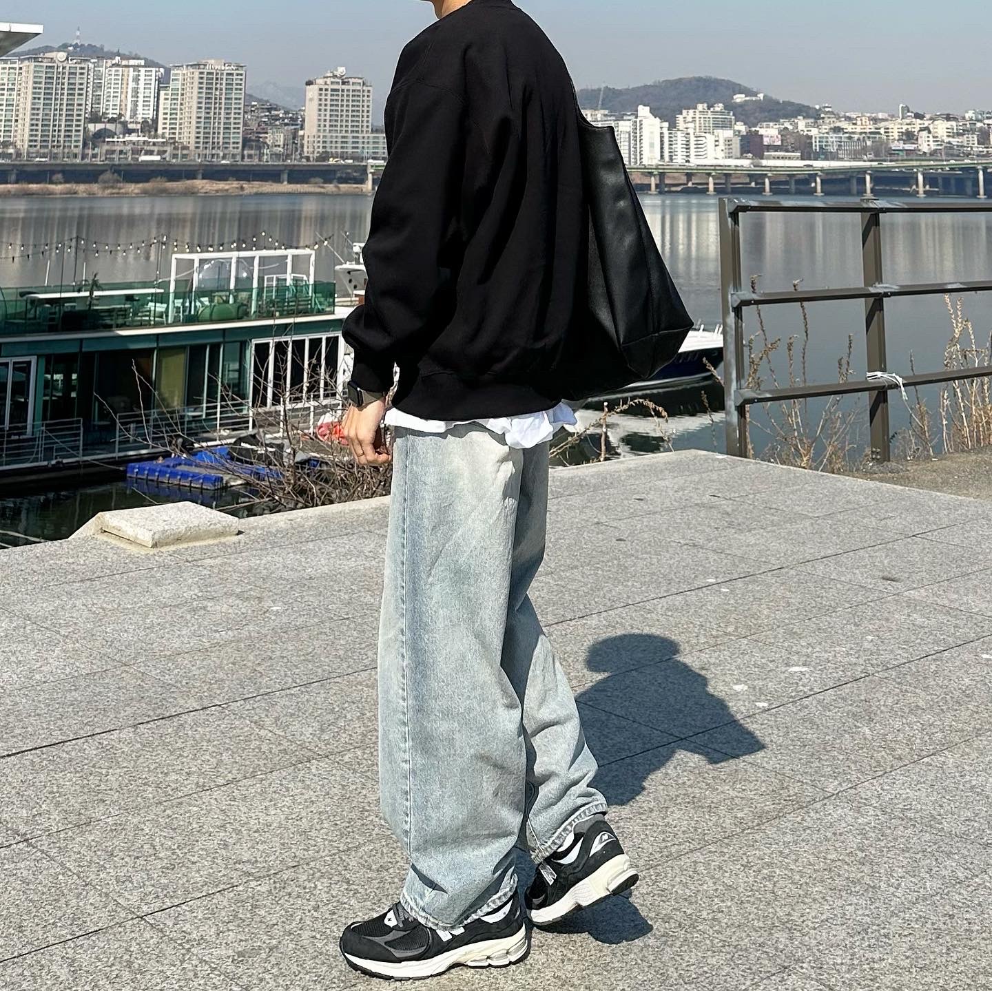 New Balance 2002R Premium Vintage Black 착용 스타일 - 3
