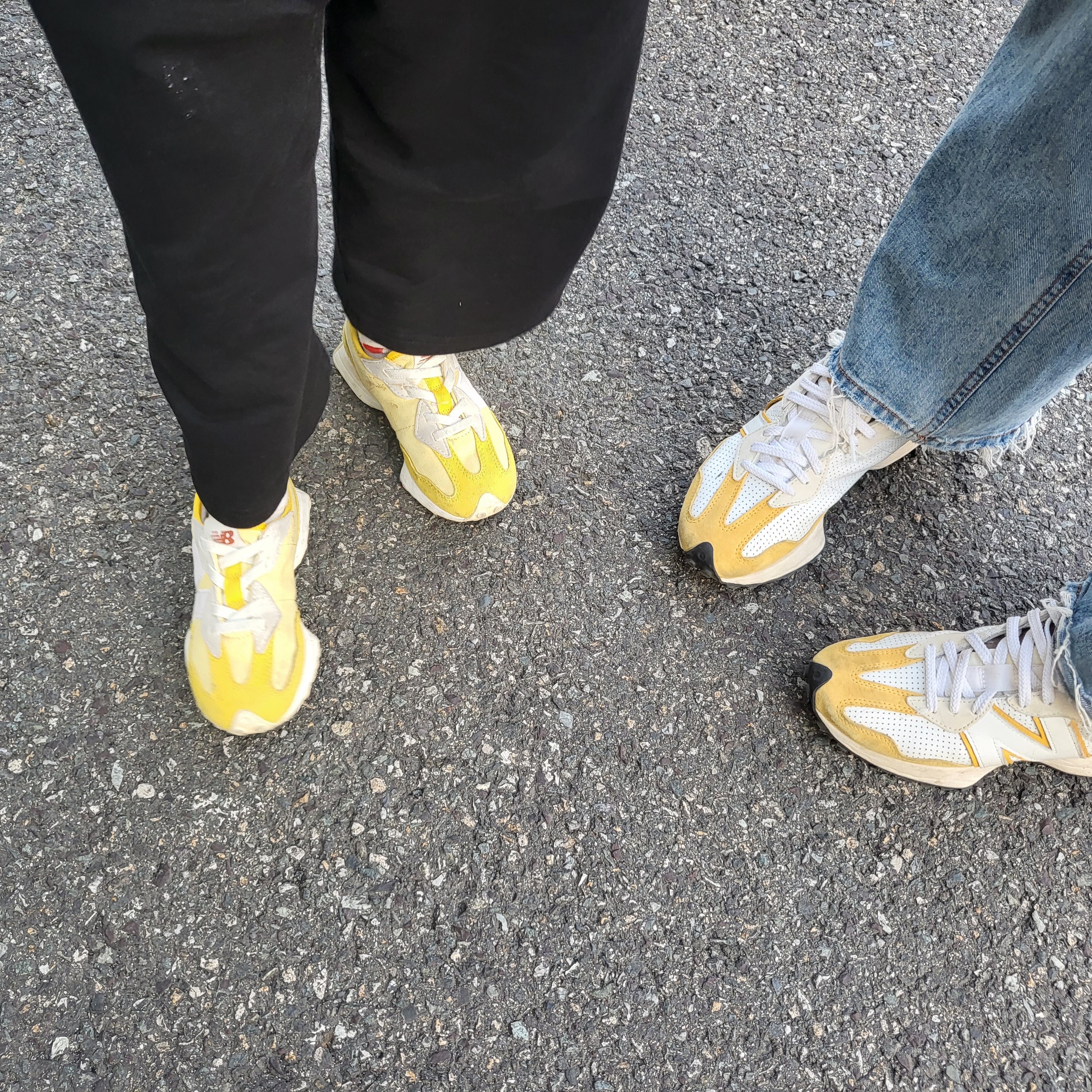 New Balance 327 Primary Pack Yellow 착용 스타일