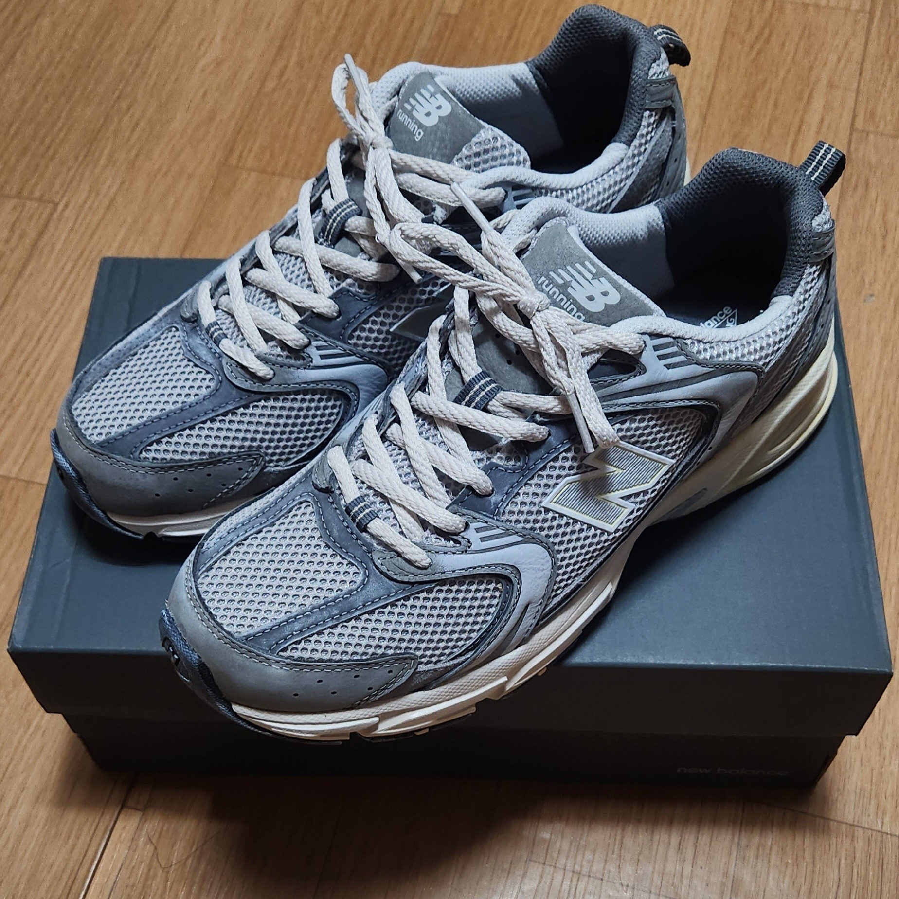 New Balance 530 Premium Vintage Grey Matter 착용 스타일 - 2